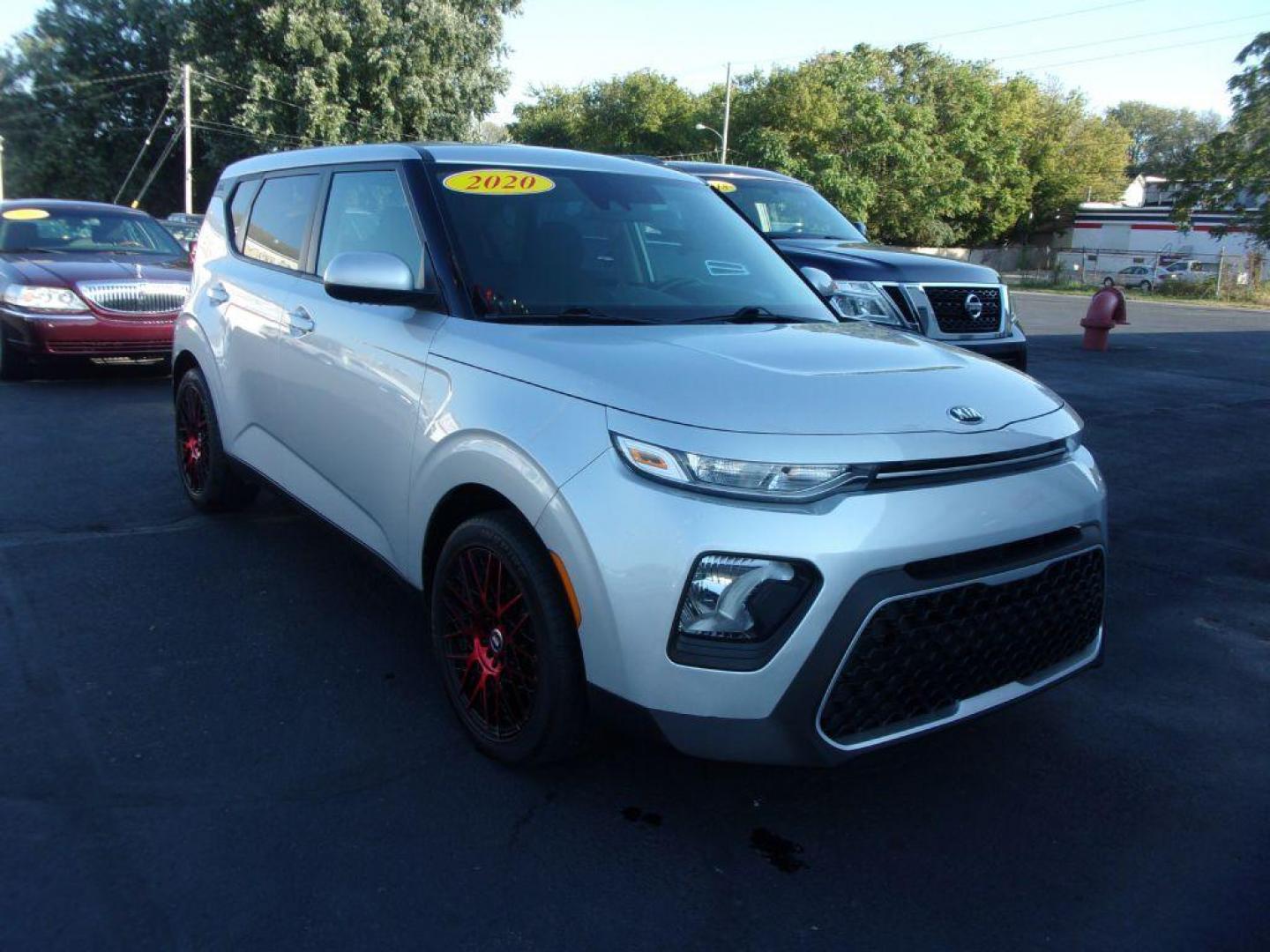 2020 SILVER KIA SOUL S (KNDJ23AU1L7) with an 2.0L engine, Continuously Variable transmission, located at 501 E. Columbia St., Springfield, OH, 45503, (800) 262-7122, 39.925262, -83.801796 - Photo#2