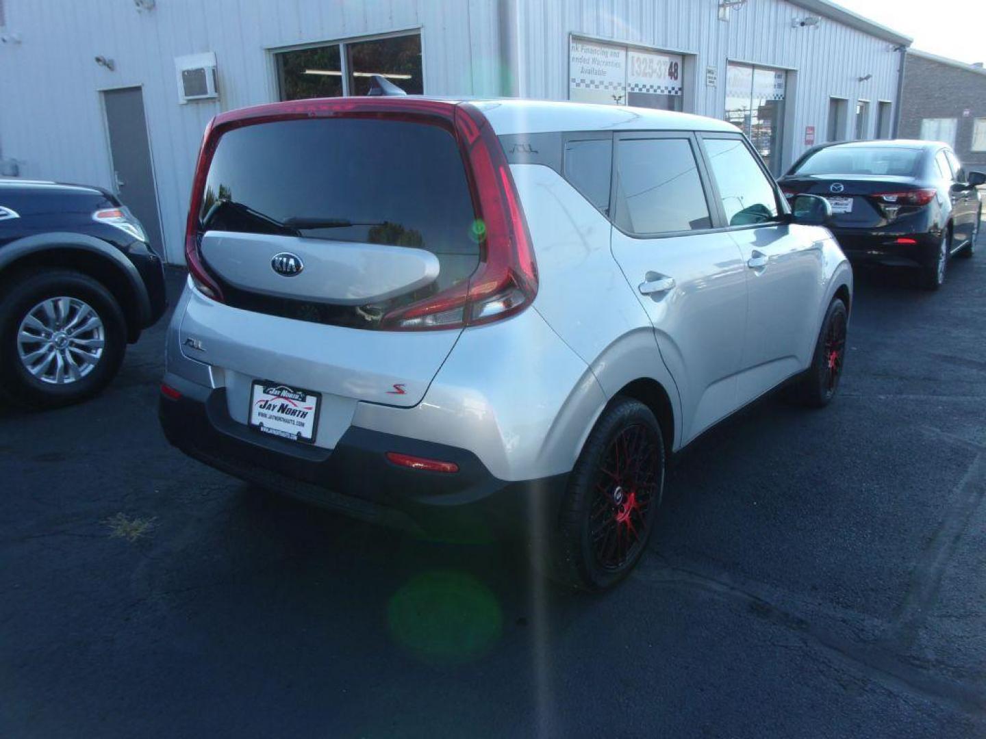 2020 SILVER KIA SOUL S (KNDJ23AU1L7) with an 2.0L engine, Continuously Variable transmission, located at 501 E. Columbia St., Springfield, OH, 45503, (800) 262-7122, 39.925262, -83.801796 - Photo#3