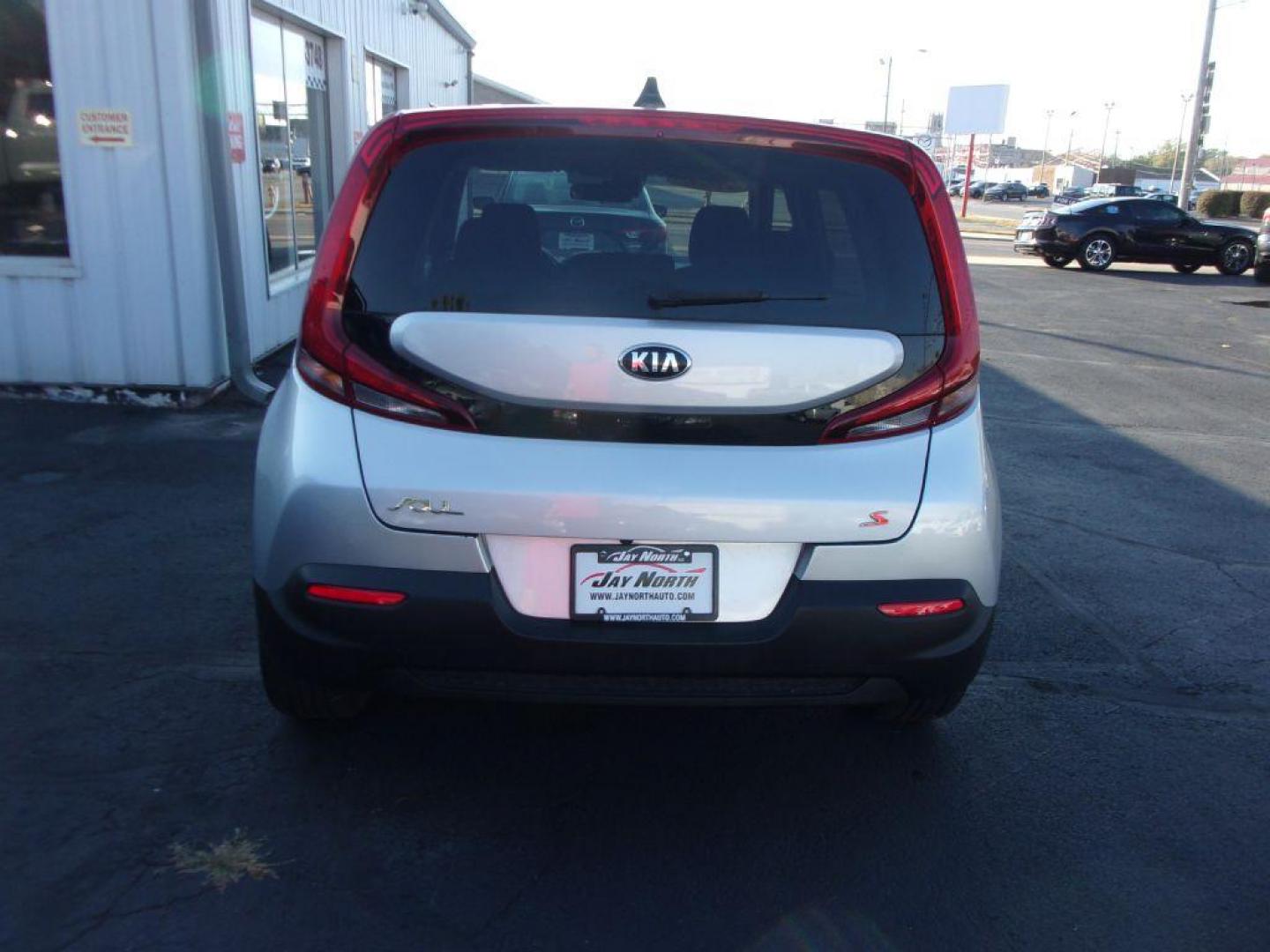 2020 SILVER KIA SOUL S (KNDJ23AU1L7) with an 2.0L engine, Continuously Variable transmission, located at 501 E. Columbia St., Springfield, OH, 45503, (800) 262-7122, 39.925262, -83.801796 - Photo#4