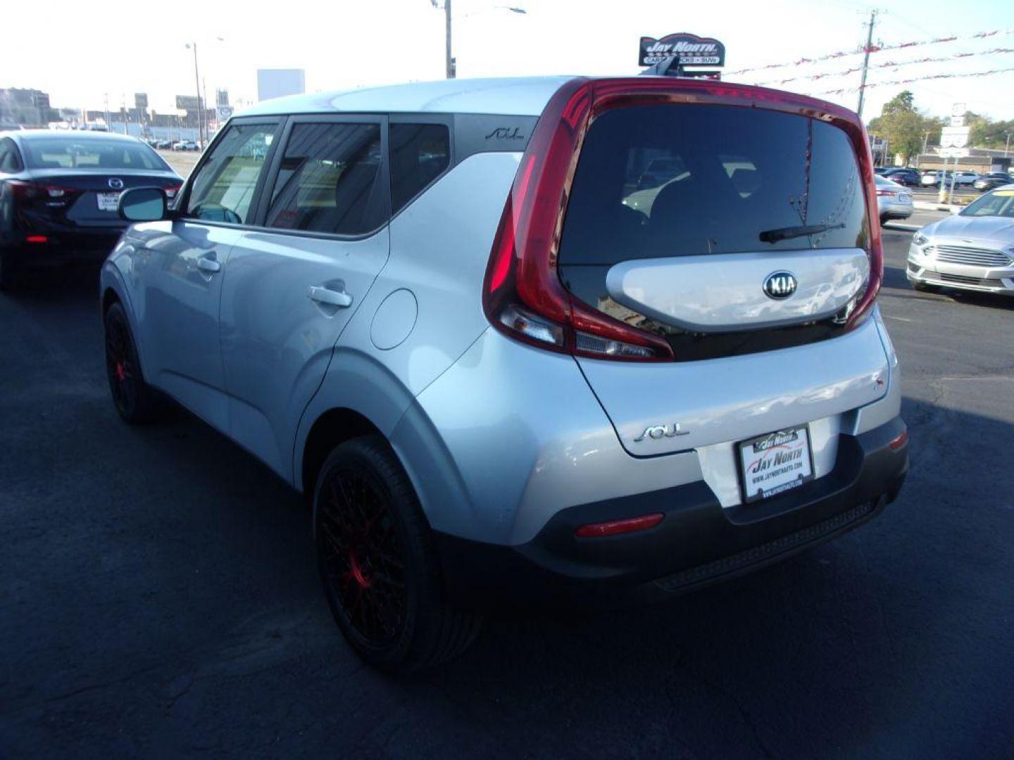 2020 SILVER KIA SOUL S (KNDJ23AU1L7) with an 2.0L engine, Continuously Variable transmission, located at 501 E. Columbia St., Springfield, OH, 45503, (800) 262-7122, 39.925262, -83.801796 - Photo#5