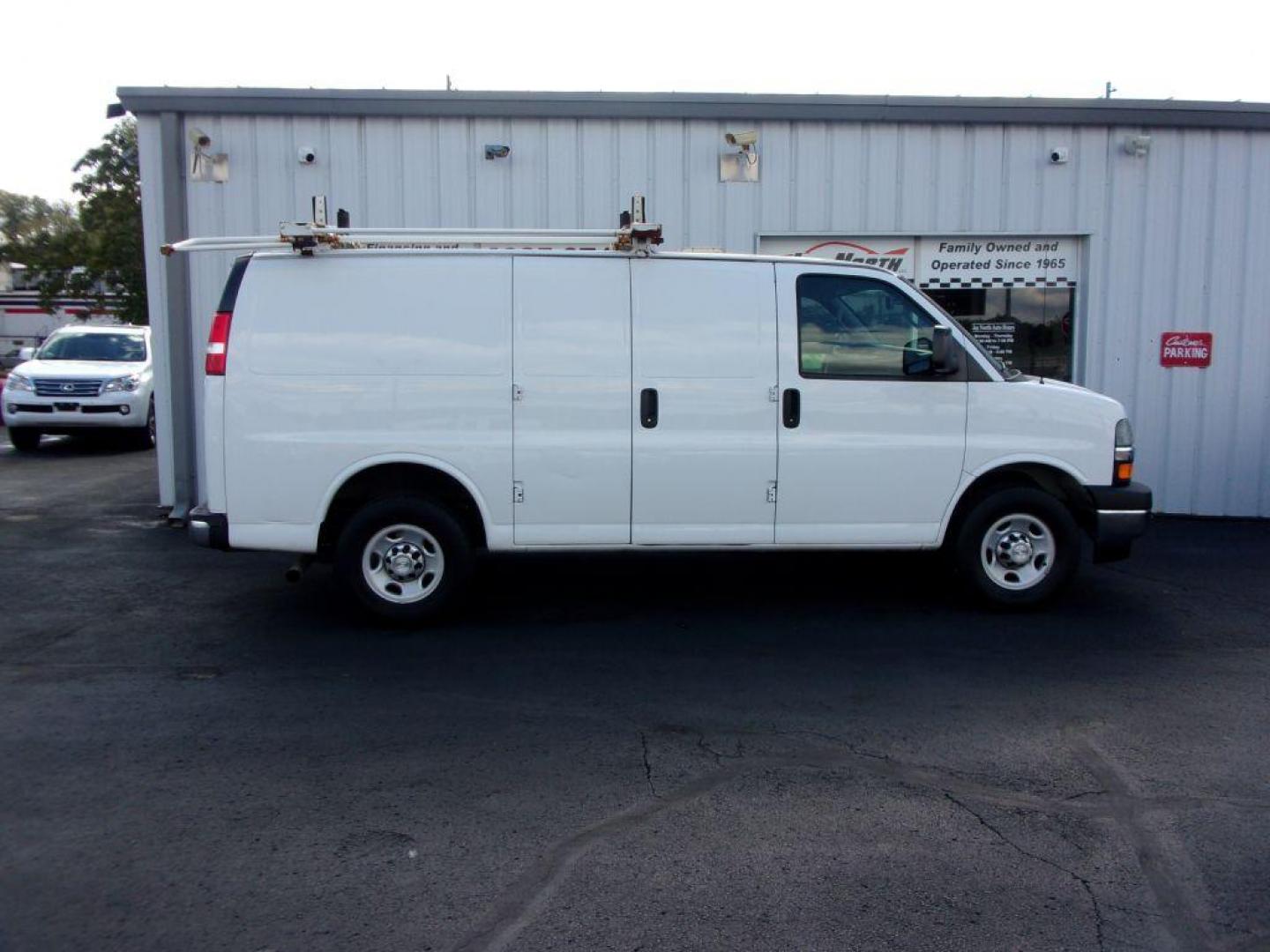 2017 WHITE CHEVROLET EXPRESS G2500 CARGO (1GCWGAFF8H1) with an 4.8L engine, Automatic transmission, located at 501 E. Columbia St., Springfield, OH, 45503, (800) 262-7122, 39.925262, -83.801796 - *** 1 Owner *** Clean Carfax W/ 18 Service Records *** Roof Rack *** Racks and Bins *** Jay North Auto has offered hand picked vehicles since 1965! Our customer's enjoy a NO pressure buying experience with a small town feel. All of our vehicles get fully inspected and detailed. We are a preferr - Photo#0