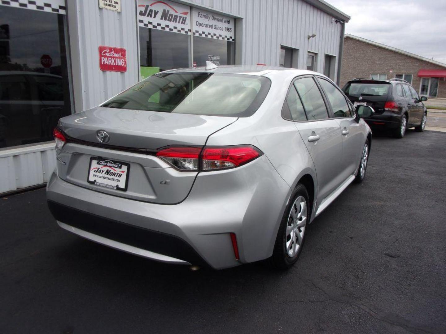 2020 SILVER TOYOTA COROLLA LE (JTDEPRAE9LJ) with an 1.8L engine, Continuously Variable transmission, located at 501 E. Columbia St., Springfield, OH, 45503, (800) 262-7122, 39.925262, -83.801796 - Photo#3