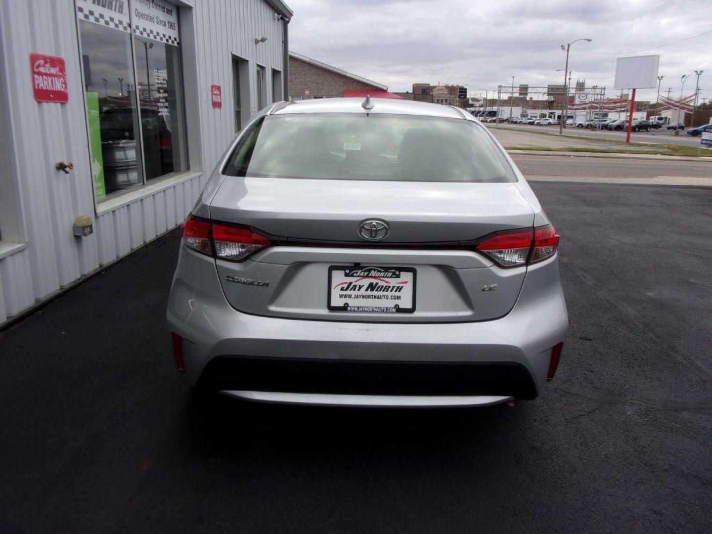 2020 SILVER TOYOTA COROLLA LE (JTDEPRAE9LJ) with an 1.8L engine, Continuously Variable transmission, located at 501 E. Columbia St., Springfield, OH, 45503, (800) 262-7122, 39.925262, -83.801796 - Photo#4