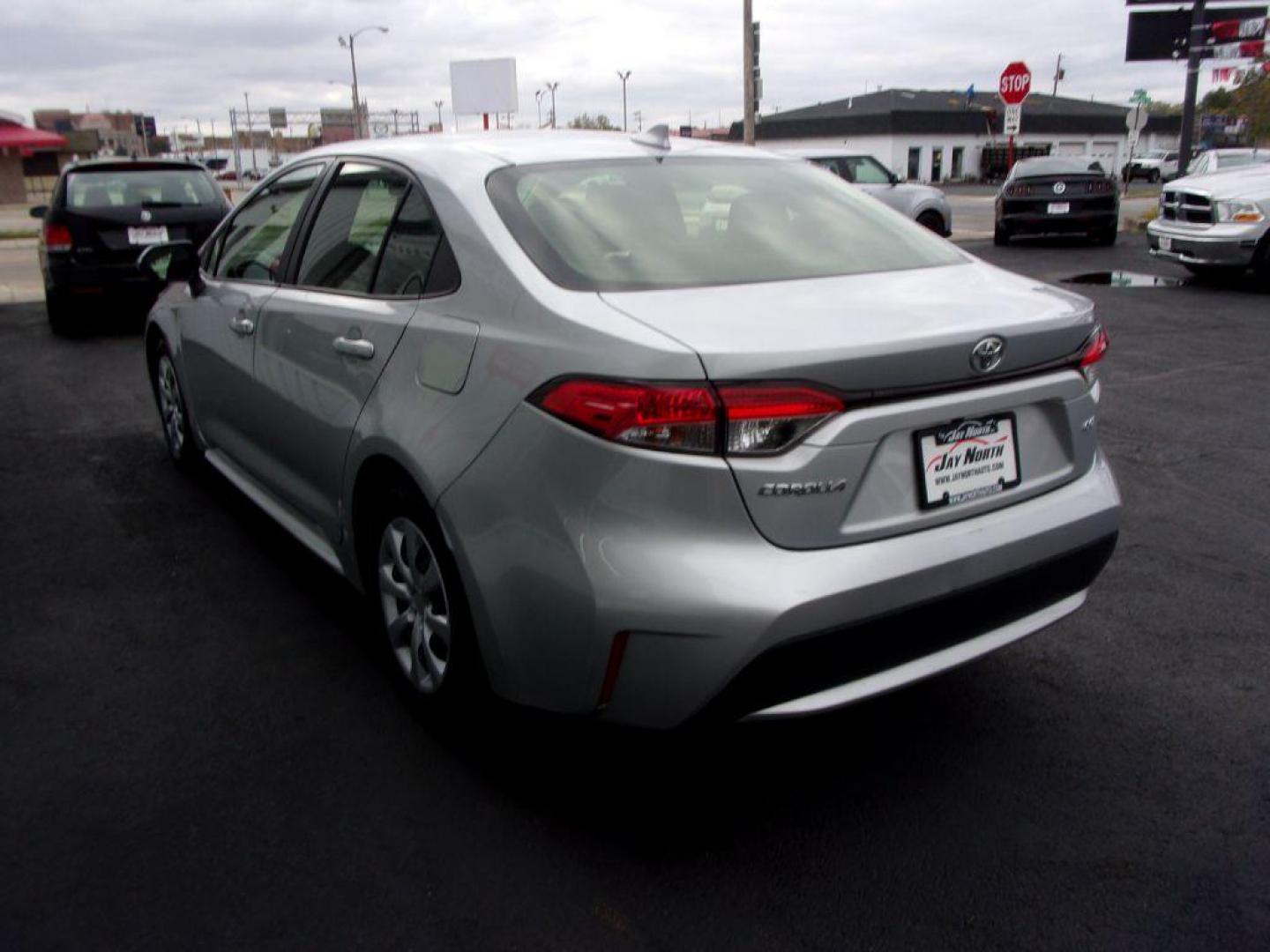 2020 SILVER TOYOTA COROLLA LE (JTDEPRAE9LJ) with an 1.8L engine, Continuously Variable transmission, located at 501 E. Columbia St., Springfield, OH, 45503, (800) 262-7122, 39.925262, -83.801796 - Photo#5