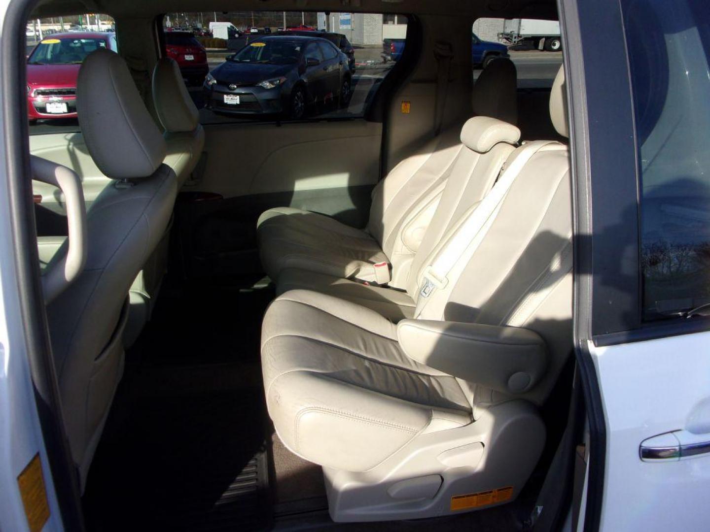 2012 WHITE TOYOTA SIENNA XLE (5TDYK3DC0CS) with an 3.5L engine, Automatic transmission, located at 501 E. Columbia St., Springfield, OH, 45503, (800) 262-7122, 39.925262, -83.801796 - *** XLE *** Serviced and Detailed *** V6 *** Power Doors *** Power Rear Lift Gate *** Clean CarFax *** Moonroof *** Jay North Auto has offered hand picked vehicles since 1965! Our customer's enjoy a NO pressure buying experience with a small town feel. All of our vehicles get fully inspected an - Photo#9