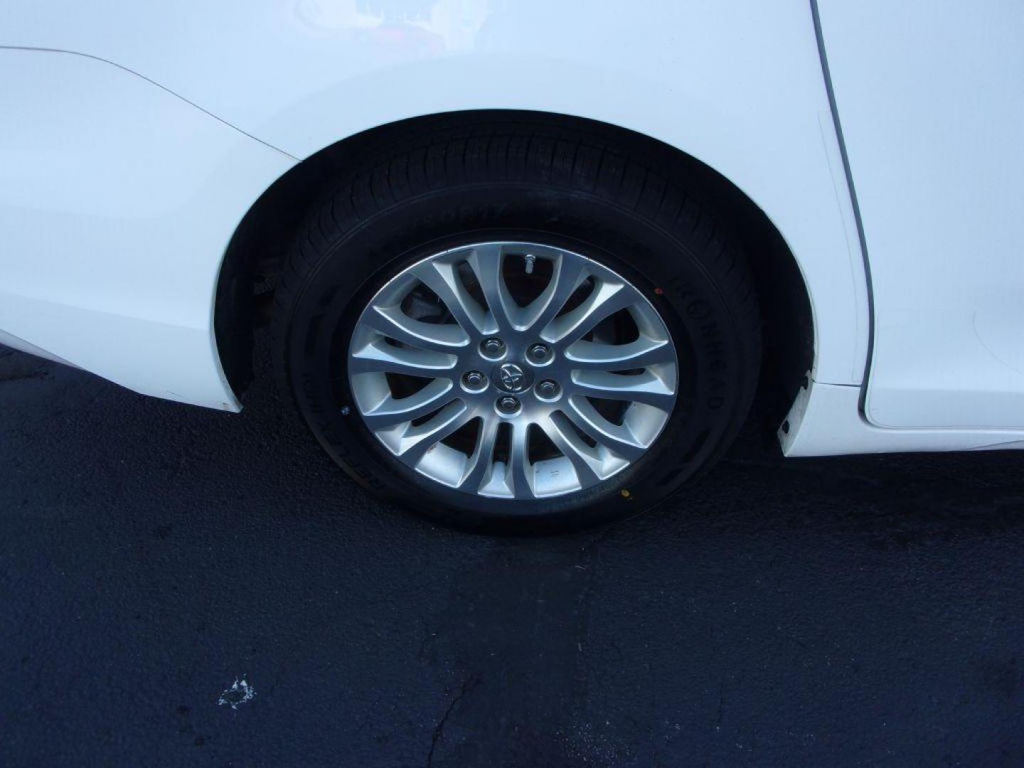 2012 WHITE TOYOTA SIENNA XLE (5TDYK3DC0CS) with an 3.5L engine, Automatic transmission, located at 501 E. Columbia St., Springfield, OH, 45503, (800) 262-7122, 39.925262, -83.801796 - *** XLE *** Serviced and Detailed *** V6 *** Power Doors *** Power Rear Lift Gate *** Clean CarFax *** Moonroof *** Jay North Auto has offered hand picked vehicles since 1965! Our customer's enjoy a NO pressure buying experience with a small town feel. All of our vehicles get fully inspected an - Photo#18