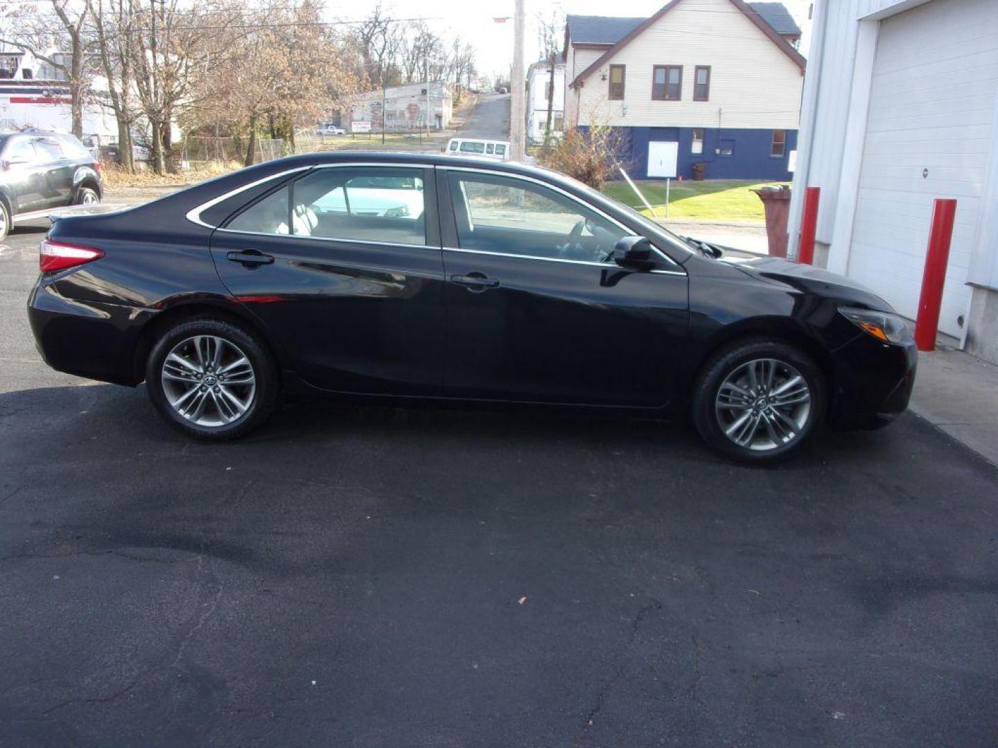 2017 BLACK TOYOTA CAMRY SE (4T1BF1FK4HU) with an 2.5L engine, Automatic transmission, located at 501 E. Columbia St., Springfield, OH, 45503, (800) 262-7122, 39.925262, -83.801796 - *** SE *** Back Up Camera *** Serviced and Detailed *** FWD 2.5L *** Clean CarFax *** Jay North Auto has offered hand picked vehicles since 1965! Our customer's enjoy a NO pressure buying experience with a small town feel. All of our vehicles get fully inspected and detailed. We are a preferred - Photo#0