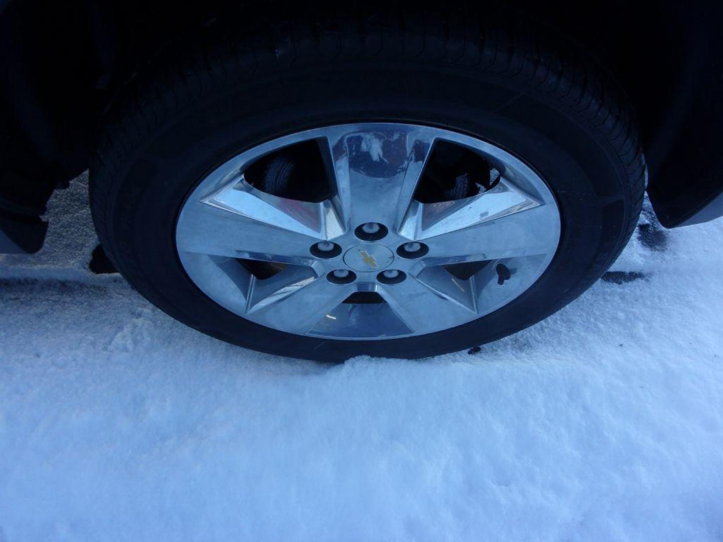 2015 BLUE CHEVROLET EQUINOX LT (2GNALBEK2F6) with an 2.4L engine, Automatic transmission, located at 501 E. Columbia St., Springfield, OH, 45503, (800) 262-7122, 39.925262, -83.801796 - *** Serviced and Detailed *** LT *** Remote Start *** Premium Audio w/ Back Up Camera *** 22 Service Records on Clean CarFax *** Jay North Auto has offered hand picked vehicles since 1965! Our customer's enjoy a NO pressure buying experience with a small town feel. All of our vehicles get fully - Photo#9