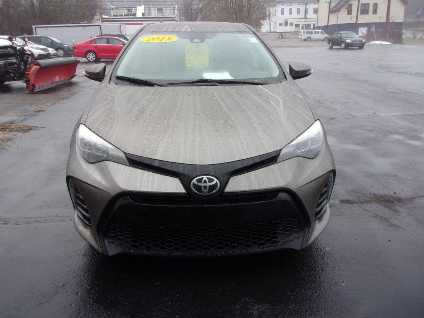 2018 GRAY TOYOTA COROLLA SE (5YFBURHE0JP) with an 1.8L engine, Continuously Variable transmission, located at 501 E. Columbia St., Springfield, OH, 45503, (800) 262-7122, 39.925262, -83.801796 - Photo#1