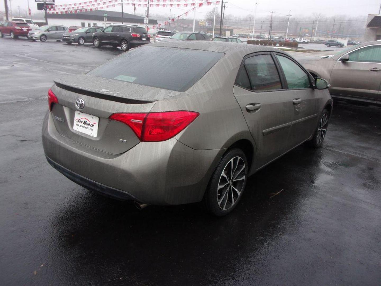 2018 GRAY TOYOTA COROLLA SE (5YFBURHE0JP) with an 1.8L engine, Continuously Variable transmission, located at 501 E. Columbia St., Springfield, OH, 45503, (800) 262-7122, 39.925262, -83.801796 - Photo#3