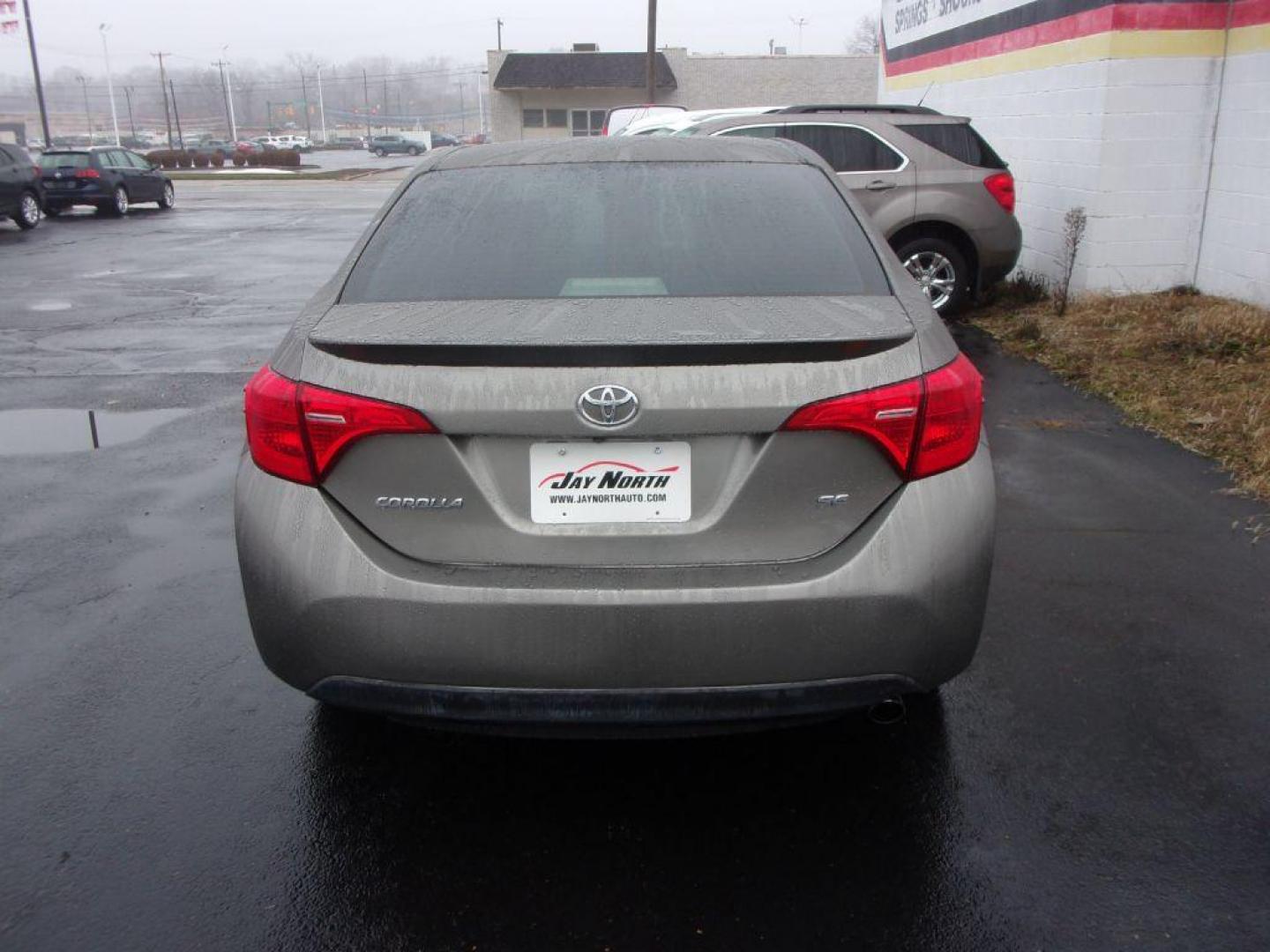 2018 GRAY TOYOTA COROLLA SE (5YFBURHE0JP) with an 1.8L engine, Continuously Variable transmission, located at 501 E. Columbia St., Springfield, OH, 45503, (800) 262-7122, 39.925262, -83.801796 - Photo#4