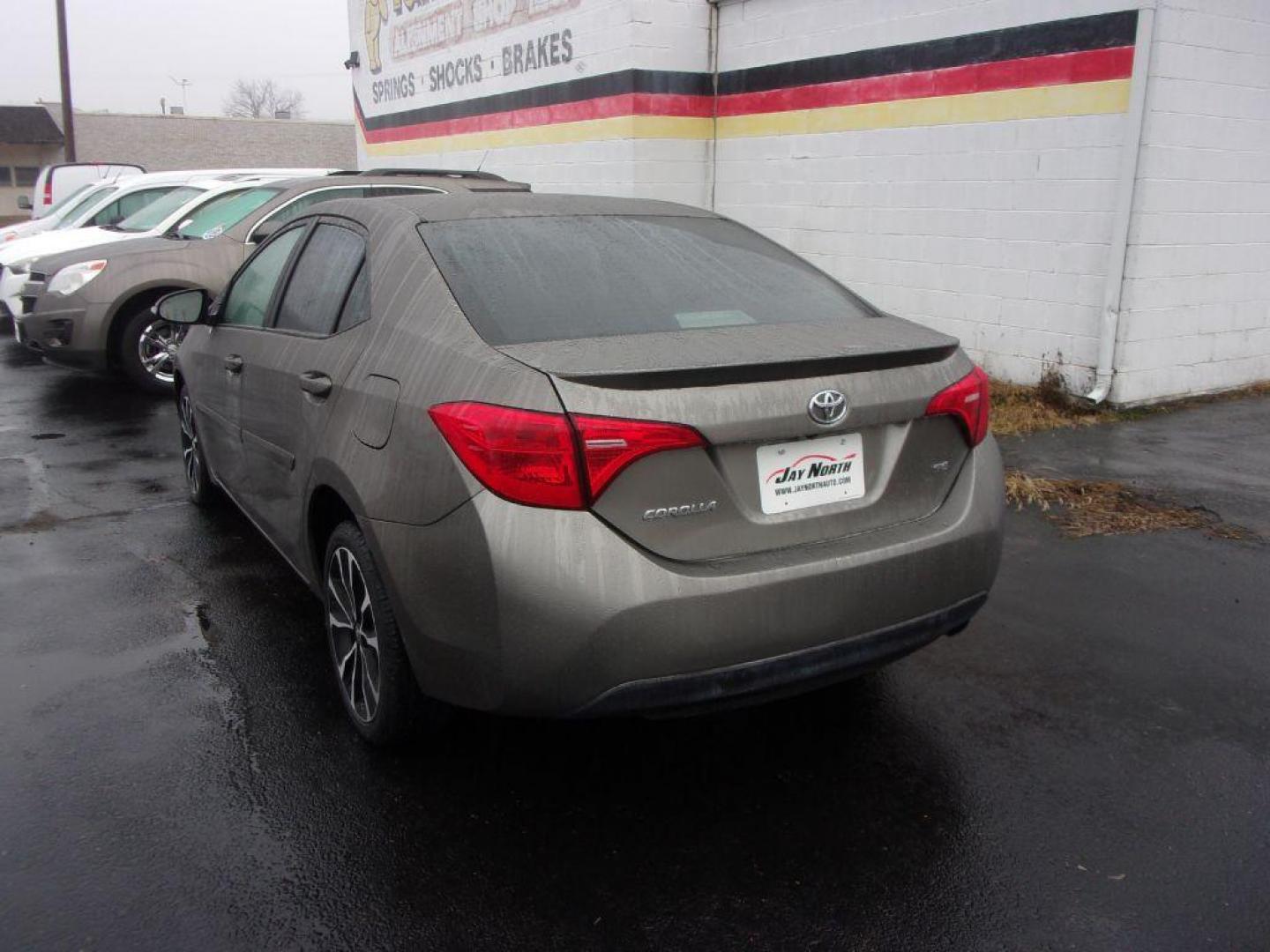 2018 GRAY TOYOTA COROLLA SE (5YFBURHE0JP) with an 1.8L engine, Continuously Variable transmission, located at 501 E. Columbia St., Springfield, OH, 45503, (800) 262-7122, 39.925262, -83.801796 - Photo#5