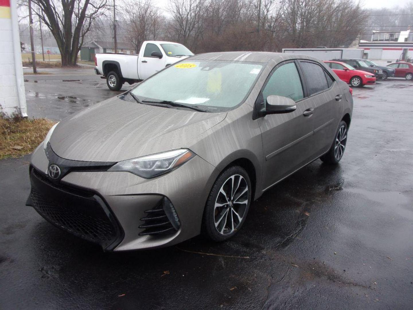 2018 GRAY TOYOTA COROLLA SE (5YFBURHE0JP) with an 1.8L engine, Continuously Variable transmission, located at 501 E. Columbia St., Springfield, OH, 45503, (800) 262-7122, 39.925262, -83.801796 - Photo#6