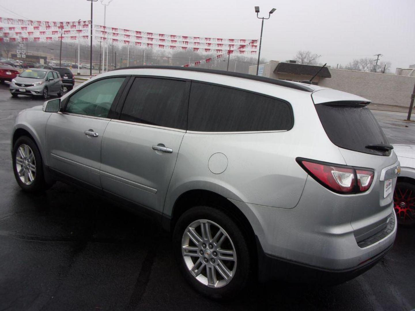 2015 SILVER CHEVROLET TRAVERSE LT (1GNKRGKD0FJ) with an 3.6L engine, Automatic transmission, located at 501 E. Columbia St., Springfield, OH, 45503, (800) 262-7122, 39.925262, -83.801796 - Photo#5