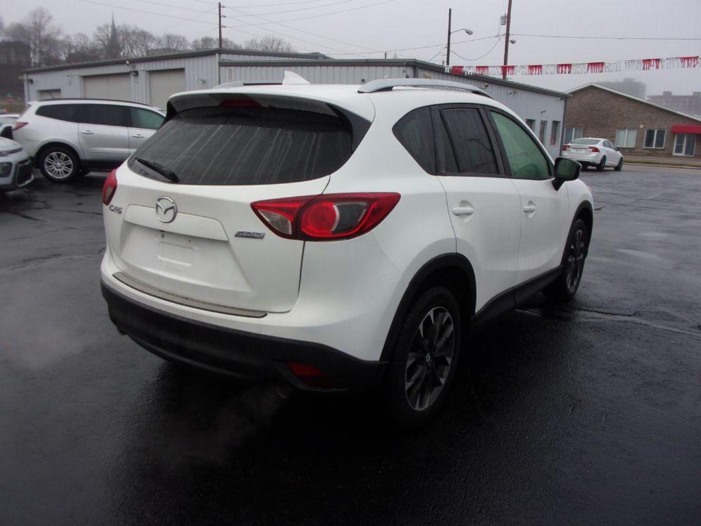 2016 WHITE MAZDA CX-5 GRAND TOURING (JM3KE2DYXG0) with an 2.5L engine, Automatic transmission, located at 501 E. Columbia St., Springfield, OH, 45503, (800) 262-7122, 39.925262, -83.801796 - Photo#3