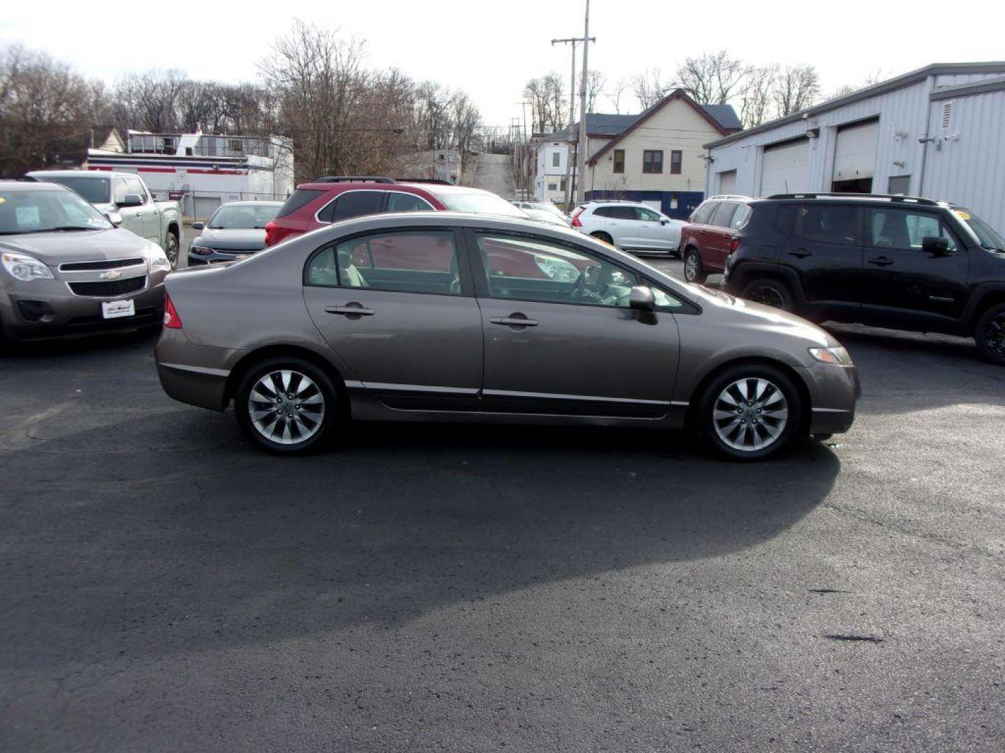 2009 GRAY HONDA CIVIC EX (1HGFA168X9L) with an 1.8L engine, Automatic transmission, located at 501 E. Columbia St., Springfield, OH, 45503, (800) 262-7122, 39.925262, -83.801796 - *** Serviced and Detailed *** New Shocks *** EX *** New Tires *** Jay North Auto has offered hand picked vehicles since 1965! Our customer's enjoy a NO pressure buying experience with a small town feel. All of our vehicles get fully inspected and detailed. We are a preferred dealer for many loca - Photo#0