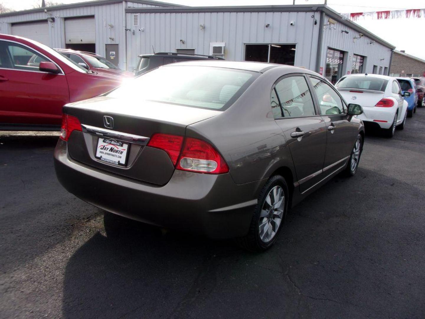 2009 GRAY HONDA CIVIC EX (1HGFA168X9L) with an 1.8L engine, Automatic transmission, located at 501 E. Columbia St., Springfield, OH, 45503, (800) 262-7122, 39.925262, -83.801796 - *** Serviced and Detailed *** New Shocks *** EX *** New Tires *** Jay North Auto has offered hand picked vehicles since 1965! Our customer's enjoy a NO pressure buying experience with a small town feel. All of our vehicles get fully inspected and detailed. We are a preferred dealer for many loca - Photo#3