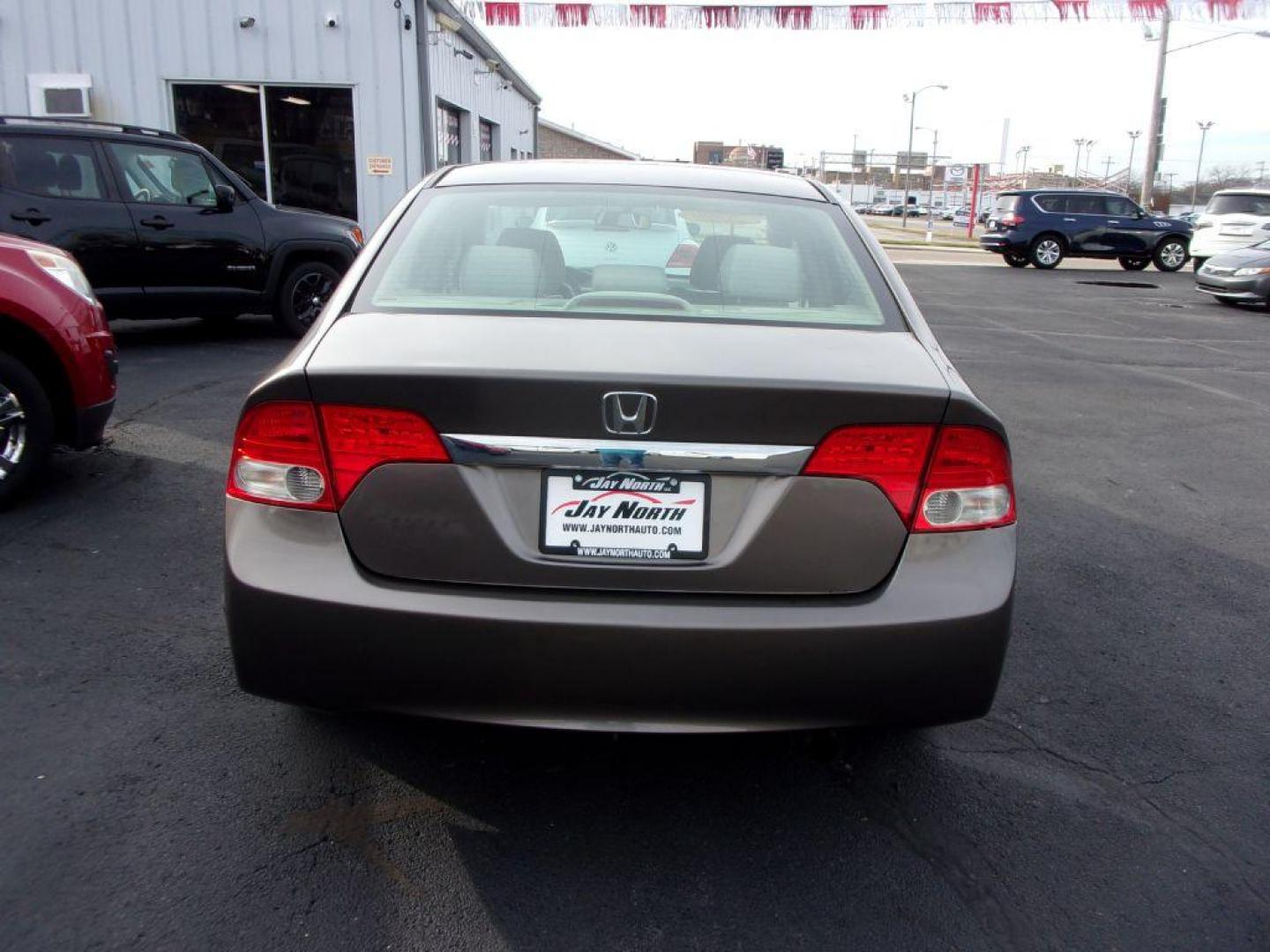 2009 GRAY HONDA CIVIC EX (1HGFA168X9L) with an 1.8L engine, Automatic transmission, located at 501 E. Columbia St., Springfield, OH, 45503, (800) 262-7122, 39.925262, -83.801796 - *** Serviced and Detailed *** New Shocks *** EX *** New Tires *** Jay North Auto has offered hand picked vehicles since 1965! Our customer's enjoy a NO pressure buying experience with a small town feel. All of our vehicles get fully inspected and detailed. We are a preferred dealer for many loca - Photo#4