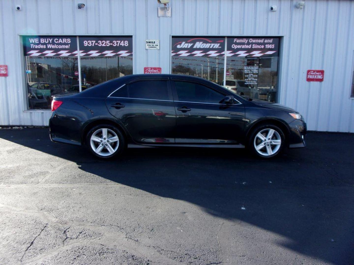 2013 GRAY TOYOTA CAMRY SE (4T1BF1FK8DU) with an 2.5L engine, Automatic transmission, located at 501 E. Columbia St., Springfield, OH, 45503, (800) 262-7122, 39.925262, -83.801796 - *** LOW MILEAGE *** Serviced and Detailed *** SE *** Jay North Auto has offered hand picked vehicles since 1965! Our customer's enjoy a NO pressure buying experience with a small town feel. All of our vehicles get fully inspected and detailed. We are a preferred dealer for many local credit unio - Photo#0