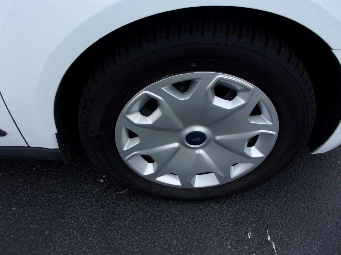 2015 WHITE FORD TRANSIT CONNECT XLT (NM0LS7F7XF1) with an 2.5L engine, Automatic transmission, located at 501 E. Columbia St., Springfield, OH, 45503, (800) 262-7122, 39.925262, -83.801796 - Photo#17