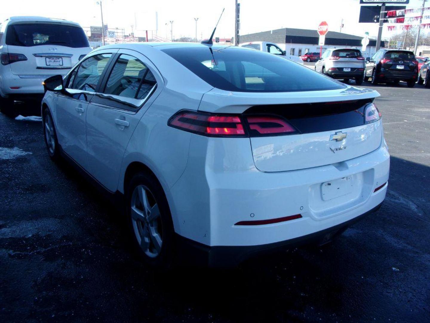 2014 WHITE CHEVROLET VOLT (1G1RH6E41EU) with an 1.4L engine, Automatic transmission, located at 501 E. Columbia St., Springfield, OH, 45503, (800) 262-7122, 39.925262, -83.801796 - *** Premium *** Serviced and Detailed *** Clean CarFax *** New Tires *** Heated Seats *** Navigation *** Jay North Auto has offered hand picked vehicles since 1965! Our customer's enjoy a NO pressure buying experience with a small town feel. All of our vehicles get fully inspected and detailed. - Photo#5