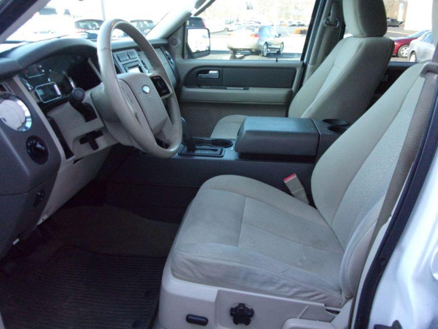 2013 WHITE FORD EXPEDITION XLT (1FMJU1H55DE) with an 5.4L engine, Automatic transmission, located at 501 E. Columbia St., Springfield, OH, 45503, (800) 262-7122, 39.925262, -83.801796 - Photo#5