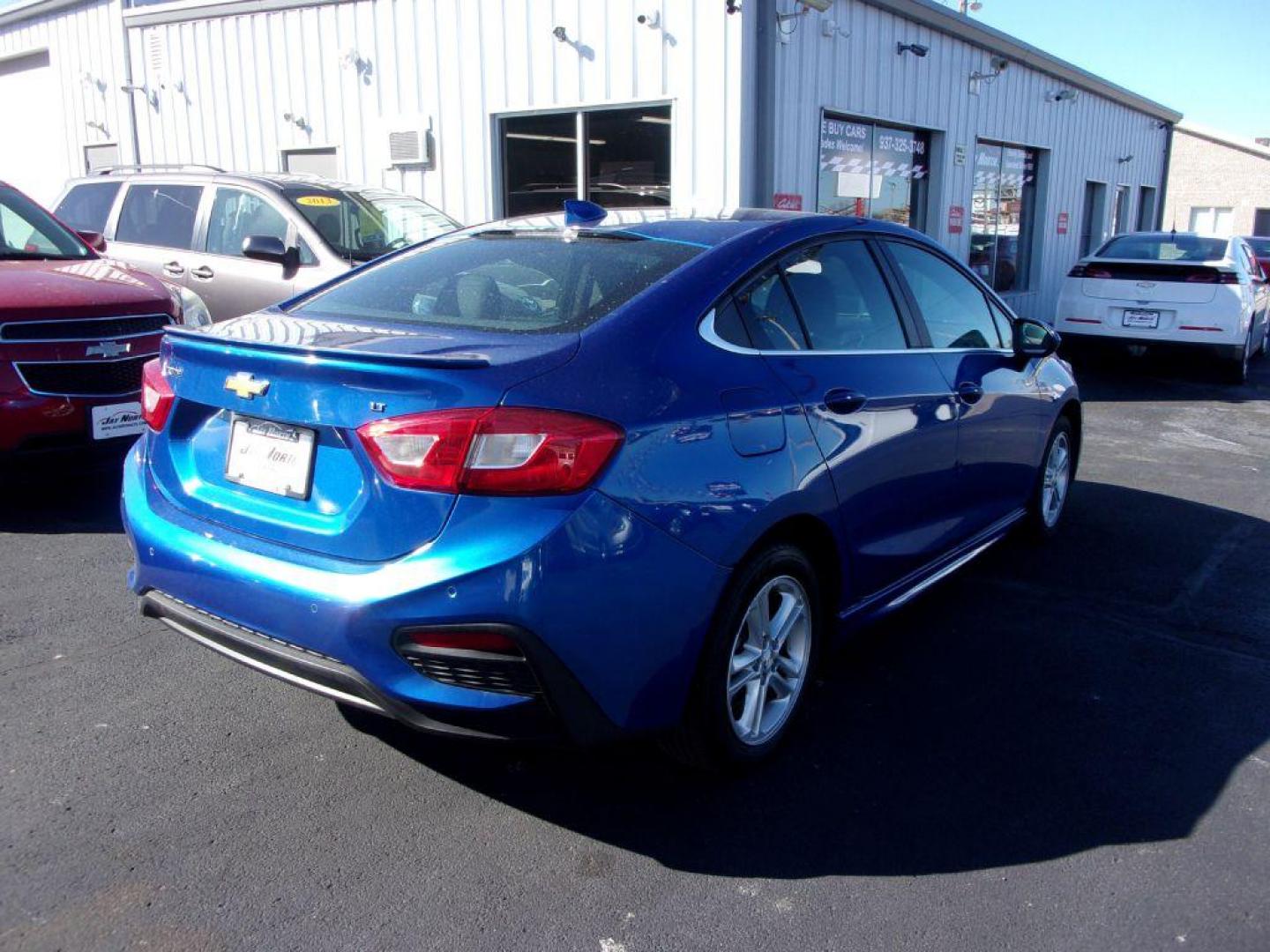 2018 BLUE CHEVROLET CRUZE LT (1G1BE5SM7J7) with an 1.4L engine, Automatic transmission, located at 501 E. Columbia St., Springfield, OH, 45503, (800) 262-7122, 39.925262, -83.801796 - Photo#3