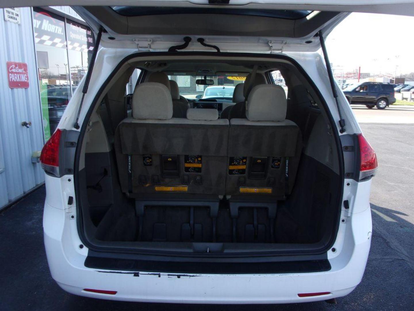 2012 WHITE TOYOTA SIENNA LE (5TDKK3DC1CS) with an 3.5L engine, Automatic transmission, located at 501 E. Columbia St., Springfield, OH, 45503, (800) 262-7122, 39.925262, -83.801796 - Photo#4