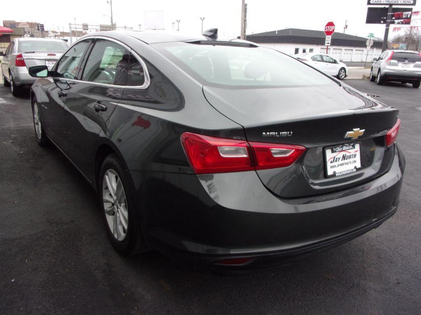 2018 GRAY CHEVROLET MALIBU LT (1G1ZD5ST2JF) with an 1.5L engine, Automatic transmission, located at 501 E. Columbia St., Springfield, OH, 45503, (800) 262-7122, 39.925262, -83.801796 - Photo#5