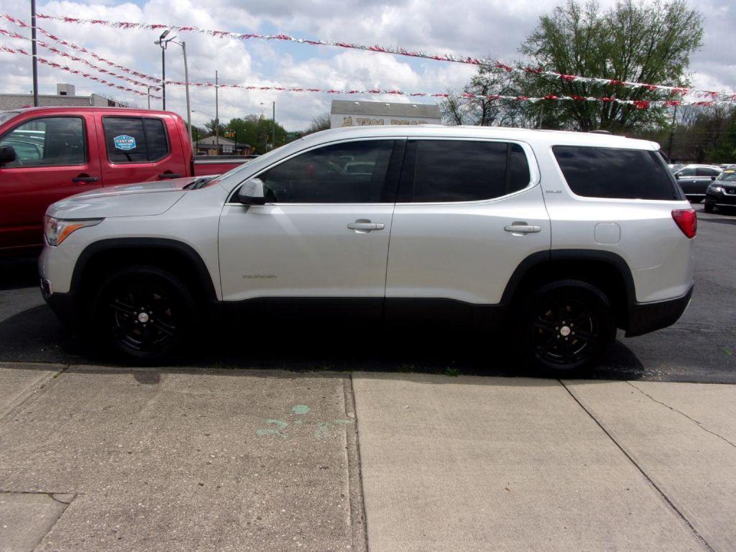 2017 SILVER GMC ACADIA SLE (1GKKNKLA7HZ) with an 2.5L engine, Automatic transmission, located at 501 E. Columbia St., Springfield, OH, 45503, (800) 262-7122, 39.925262, -83.801796 - Photo#0