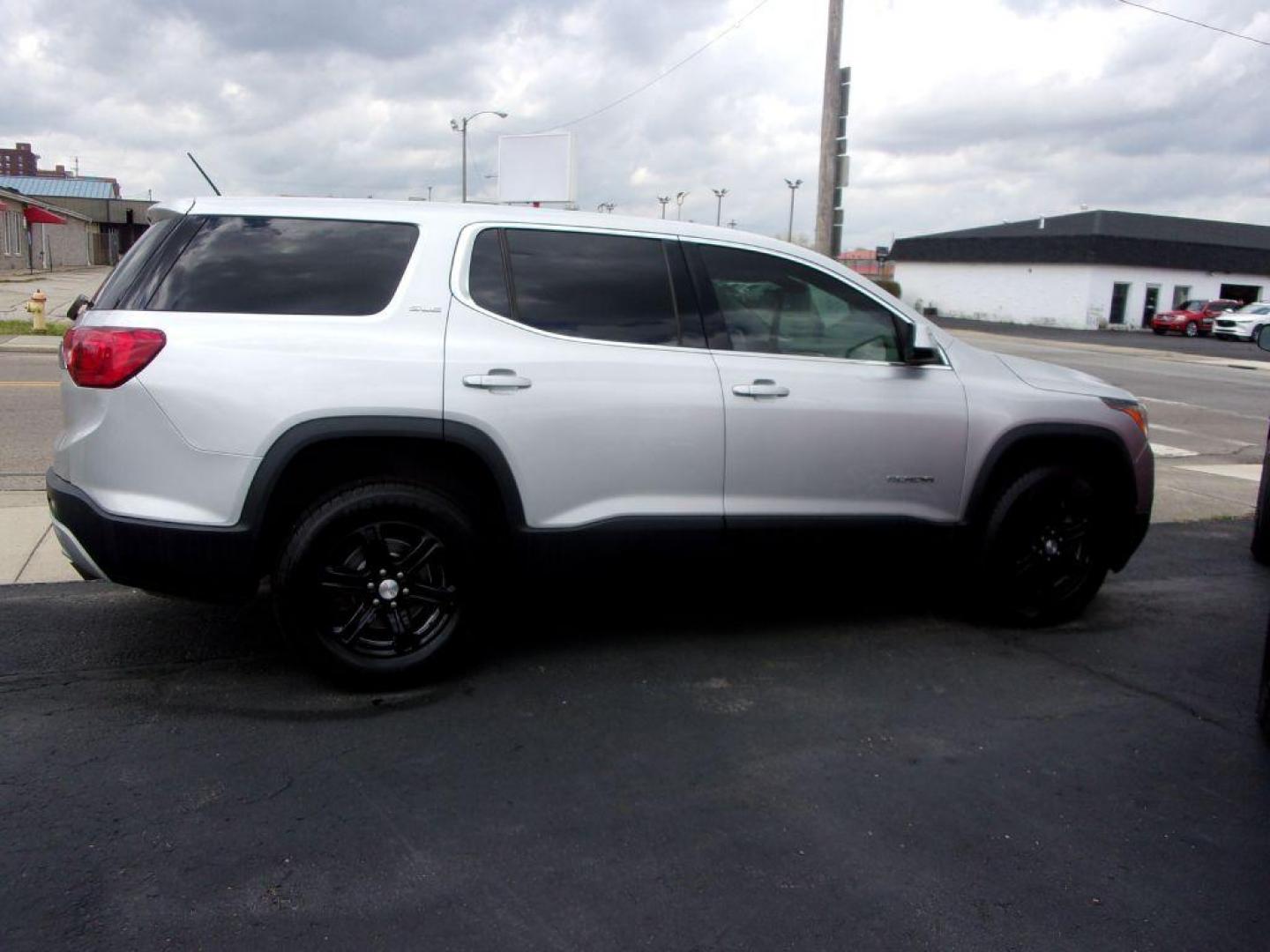 2017 SILVER GMC ACADIA SLE (1GKKNKLA7HZ) with an 2.5L engine, Automatic transmission, located at 501 E. Columbia St., Springfield, OH, 45503, (800) 262-7122, 39.925262, -83.801796 - Photo#1