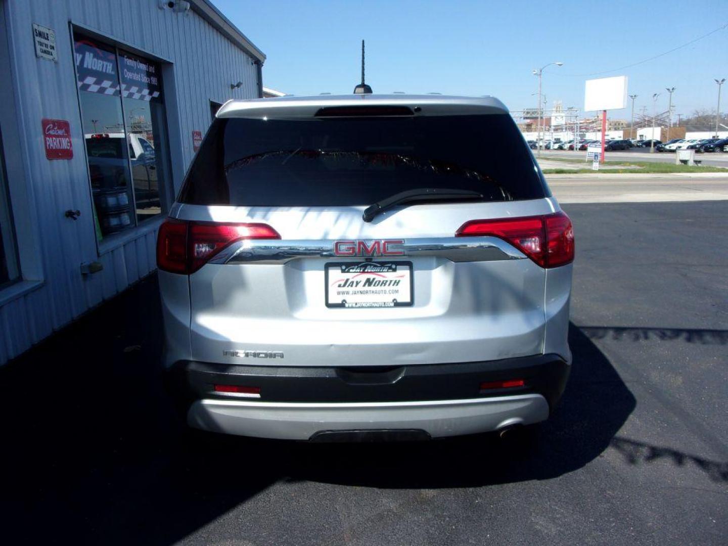 2017 SILVER GMC ACADIA SLE (1GKKNKLA7HZ) with an 2.5L engine, Automatic transmission, located at 501 E. Columbia St., Springfield, OH, 45503, (800) 262-7122, 39.925262, -83.801796 - Photo#6