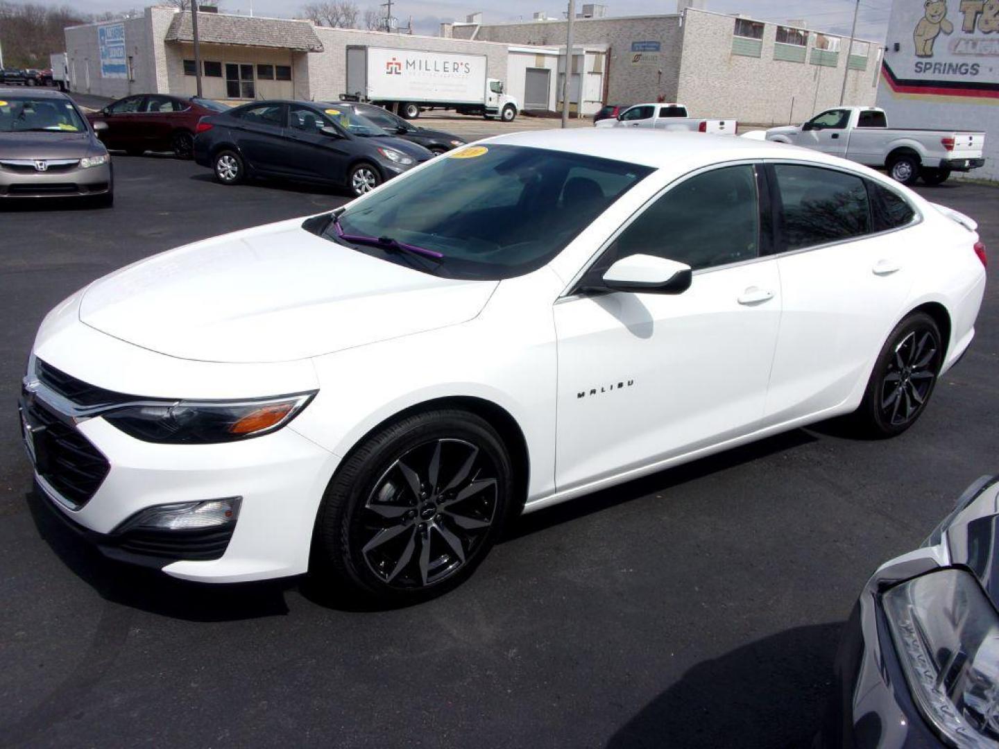 2020 WHITE CHEVROLET MALIBU RS (1G1ZG5ST5LF) with an 1.5L engine, Continuously Variable transmission, located at 501 E. Columbia St., Springfield, OH, 45503, (800) 262-7122, 39.925262, -83.801796 - Photo#4