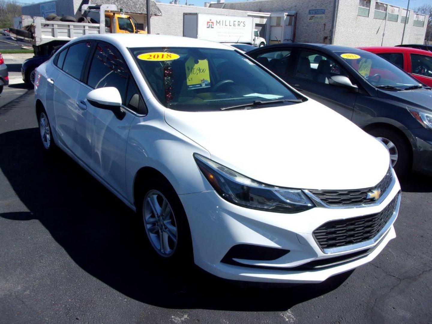 2018 WHITE CHEVROLET CRUZE LT (1G1BE5SM5J7) with an 1.4L engine, Automatic transmission, located at 501 E. Columbia St., Springfield, OH, 45503, (800) 262-7122, 39.925262, -83.801796 - Photo#1