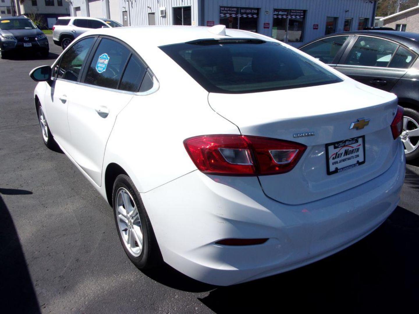 2018 WHITE CHEVROLET CRUZE LT (1G1BE5SM5J7) with an 1.4L engine, Automatic transmission, located at 501 E. Columbia St., Springfield, OH, 45503, (800) 262-7122, 39.925262, -83.801796 - Photo#4