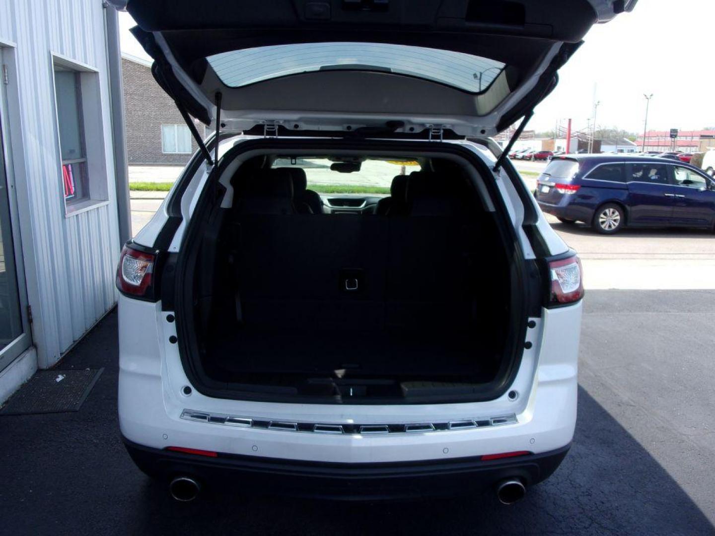 2017 WHITE CHEVROLET TRAVERSE PREMIER (1GNKVJKD4HJ) with an 3.6L engine, Automatic transmission, located at 501 E. Columbia St., Springfield, OH, 45503, (800) 262-7122, 39.925262, -83.801796 - ***Clean Carfax***LOADED***Heated and Cooled Leather Seating***AWD***3RD Row seating***PREMIER***Serviced and Detailed*** Jay North Auto has offered hand picked vehicles since 1965! Our customer's enjoy a NO pressure buying experience with a small town feel. All of our vehicles get fully inspect - Photo#4