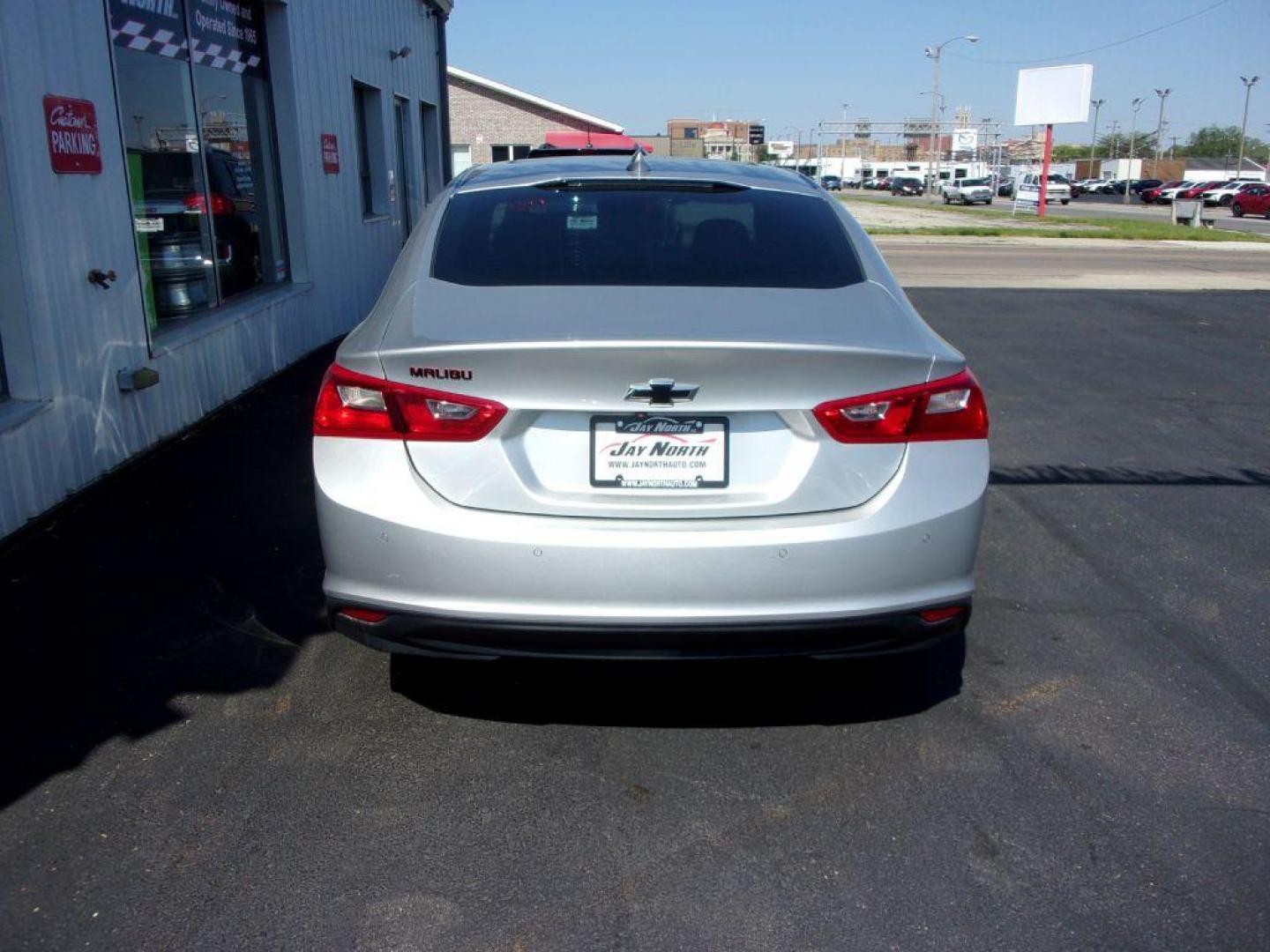 2018 SILVER CHEVROLET MALIBU LT (1G1ZD5ST5JF) with an 1.5L engine, Automatic transmission, located at 501 E. Columbia St., Springfield, OH, 45503, (800) 262-7122, 39.925262, -83.801796 - Photo#4