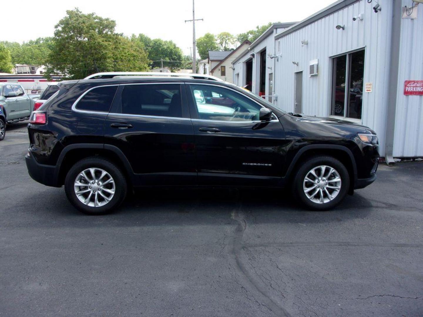 2019 BLACK JEEP CHEROKEE LATITUDE (1C4PJMCXXKD) with an 3.2L engine, Automatic transmission, located at 501 E. Columbia St., Springfield, OH, 45503, (800) 262-7122, 39.925262, -83.801796 - Photo#0