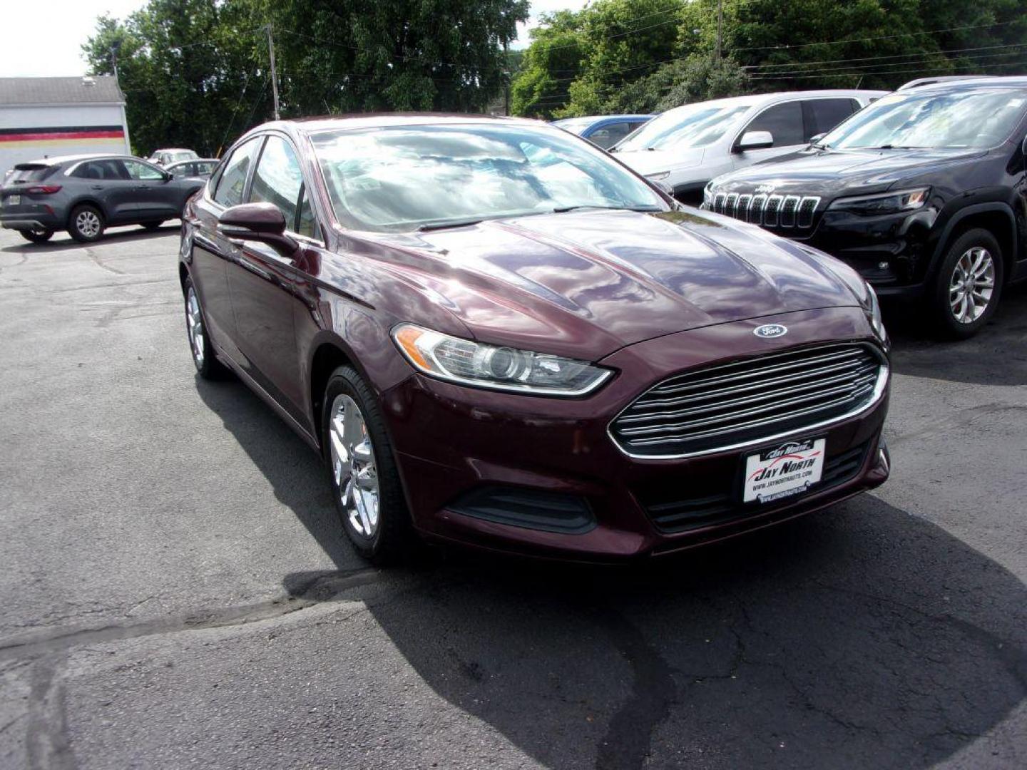 2013 RED FORD FUSION SE (3FA6P0H77DR) with an 2.5L engine, Automatic transmission, located at 501 E. Columbia St., Springfield, OH, 45503, (800) 262-7122, 39.925262, -83.801796 - Photo#2