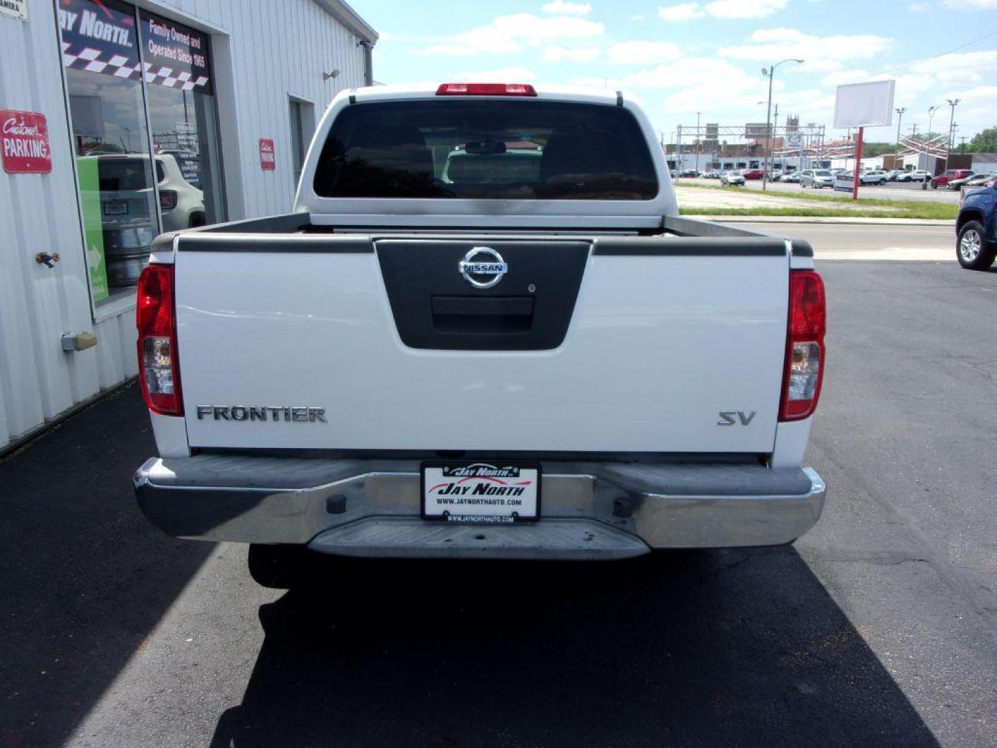 2012 WHITE NISSAN FRONTIER SV (1N6AD0ER4CC) with an 4.0L engine, Automatic transmission, located at 501 E. Columbia St., Springfield, OH, 45503, (800) 262-7122, 39.925262, -83.801796 - ***Clean Carfax***SV***Crew Cab***4.0 V6***Serviced and Detailed*** Jay North Auto has offered hand picked vehicles since 1965! Our customer's enjoy a NO pressure buying experience with a small town feel. All of our vehicles get fully inspected and detailed. We are a preferred dealer for many lo - Photo#4