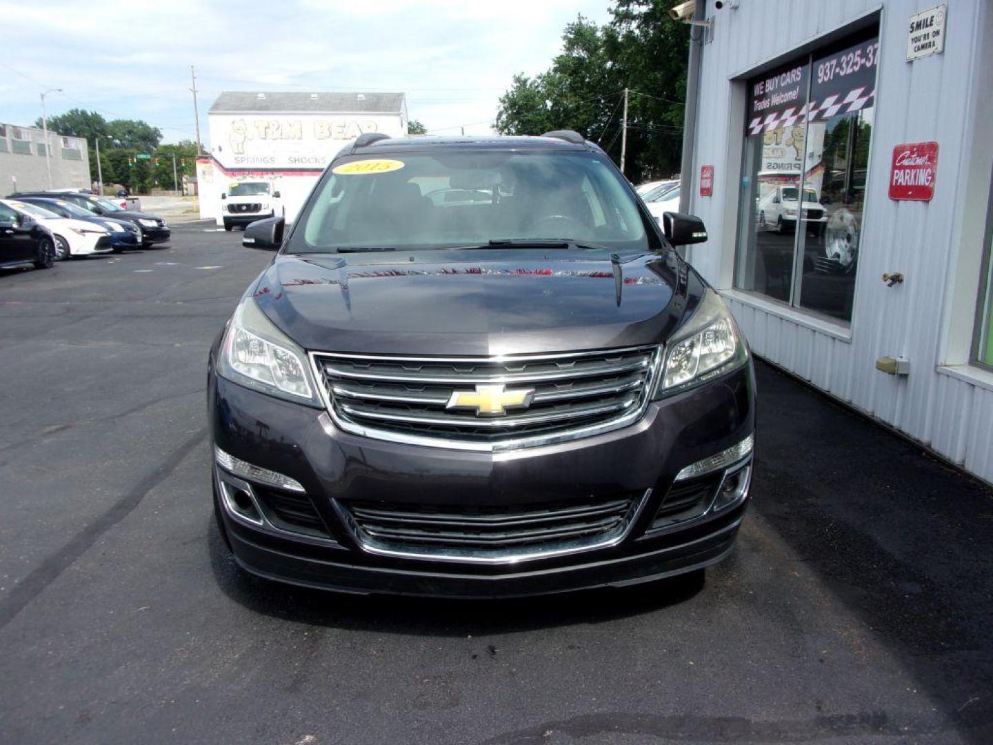 2015 GRAY CHEVROLET TRAVERSE LT (1GNKRGKD1FJ) with an 3.6L engine, Automatic transmission, located at 501 E. Columbia St., Springfield, OH, 45503, (800) 262-7122, 39.925262, -83.801796 - Photo#1