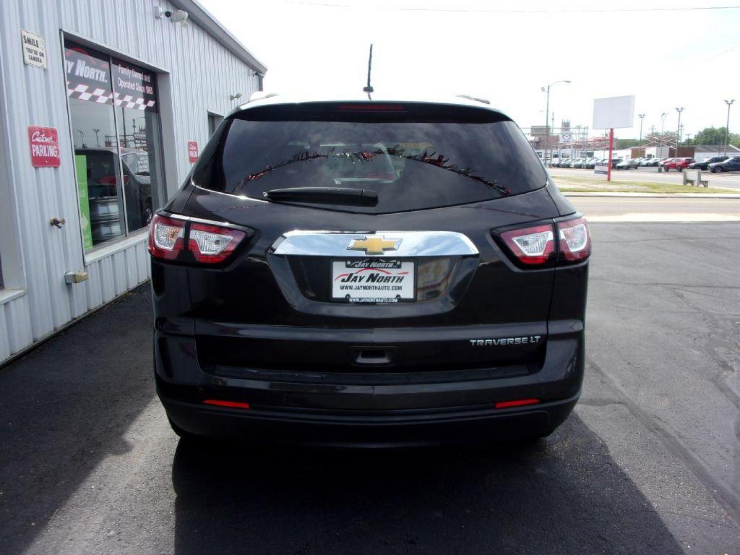 2015 GRAY CHEVROLET TRAVERSE LT (1GNKRGKD1FJ) with an 3.6L engine, Automatic transmission, located at 501 E. Columbia St., Springfield, OH, 45503, (800) 262-7122, 39.925262, -83.801796 - Photo#4