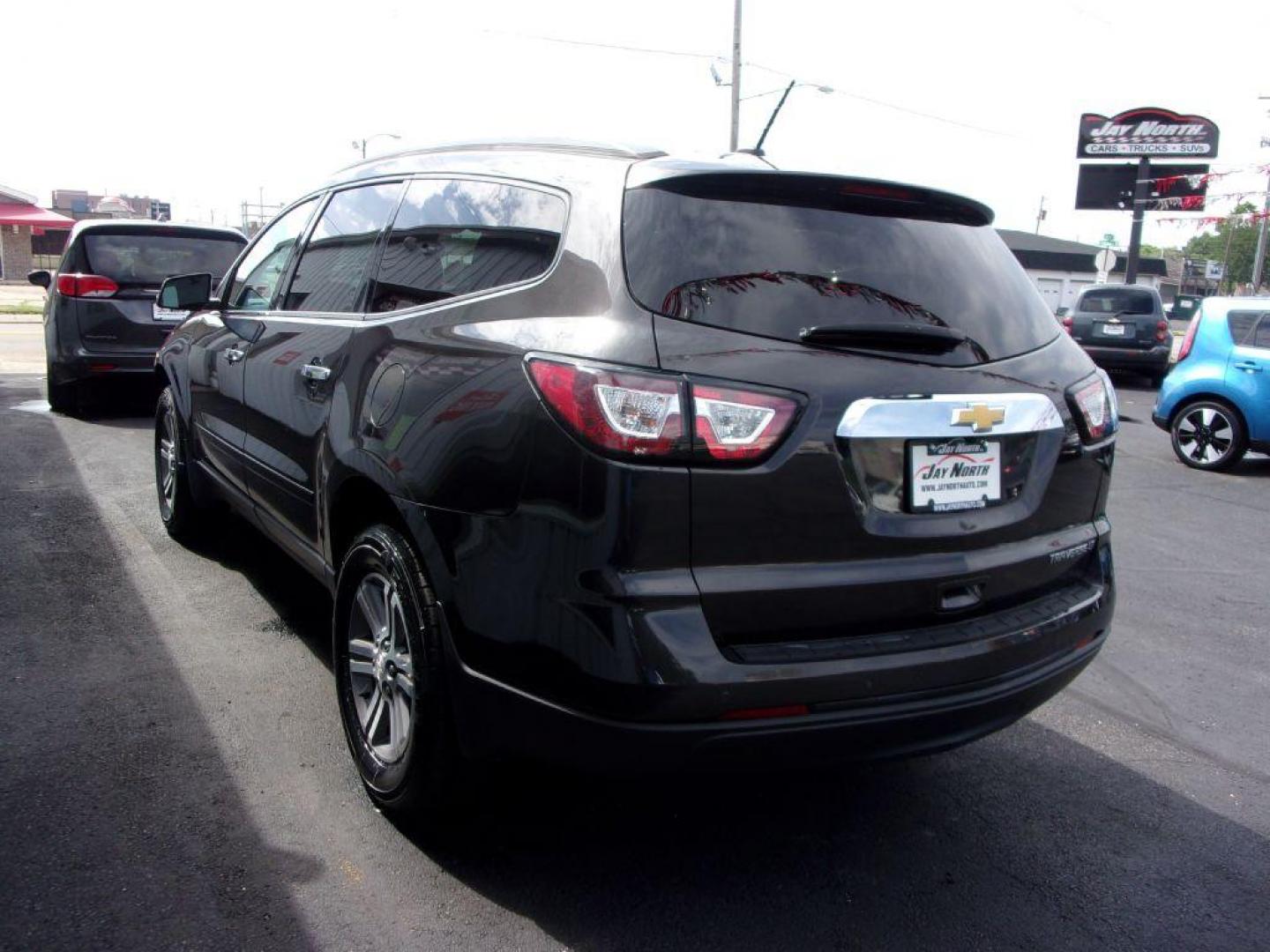 2015 GRAY CHEVROLET TRAVERSE LT (1GNKRGKD1FJ) with an 3.6L engine, Automatic transmission, located at 501 E. Columbia St., Springfield, OH, 45503, (800) 262-7122, 39.925262, -83.801796 - Photo#5