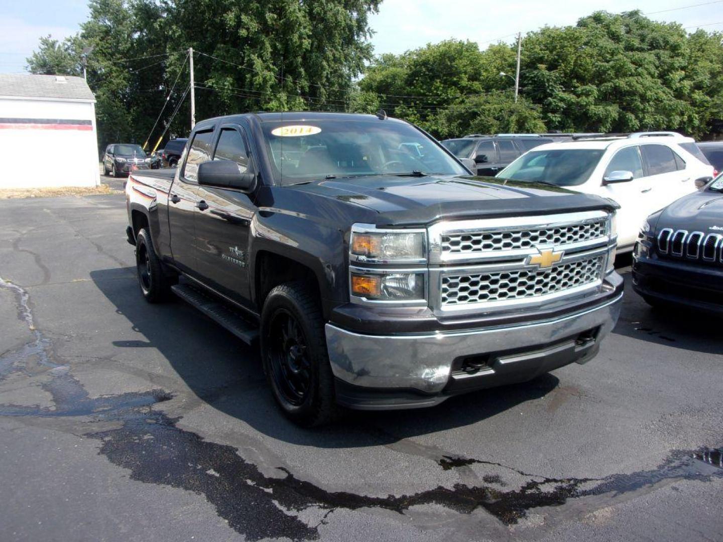 2014 GRAY CHEVROLET SILVERADO 1500 LT (1GCVKREH4EZ) with an 4.3L engine, Automatic transmission, located at 501 E. Columbia St., Springfield, OH, 45503, (800) 262-7122, 39.925262, -83.801796 - Photo#2