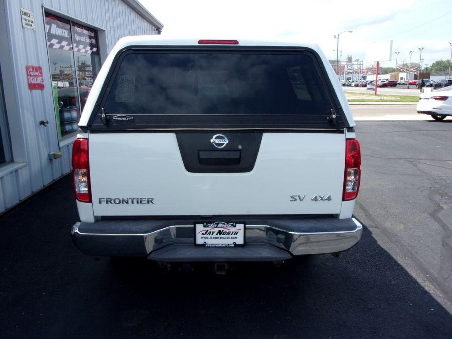 2016 WHITE NISSAN FRONTIER SV (1N6AD0EV1GN) with an 4.0L engine, Automatic transmission, located at 501 E. Columbia St., Springfield, OH, 45503, (800) 262-7122, 39.925262, -83.801796 - Photo#4