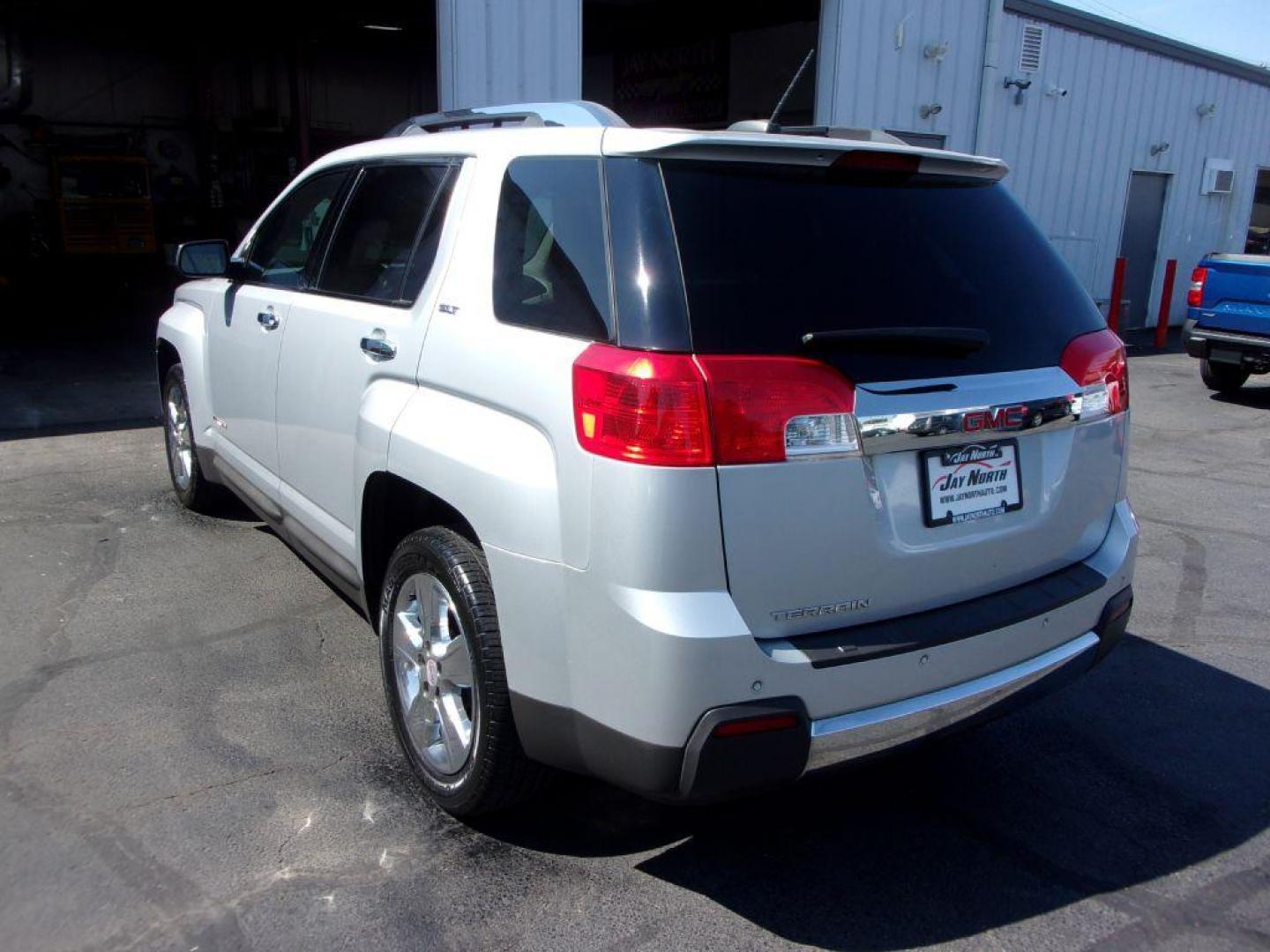 2015 SILVER GMC TERRAIN SLT (2GKALTEK8F6) with an 2.4L engine, Automatic transmission, located at 501 E. Columbia St., Springfield, OH, 45503, (800) 262-7122, 39.925262, -83.801796 - Photo#4