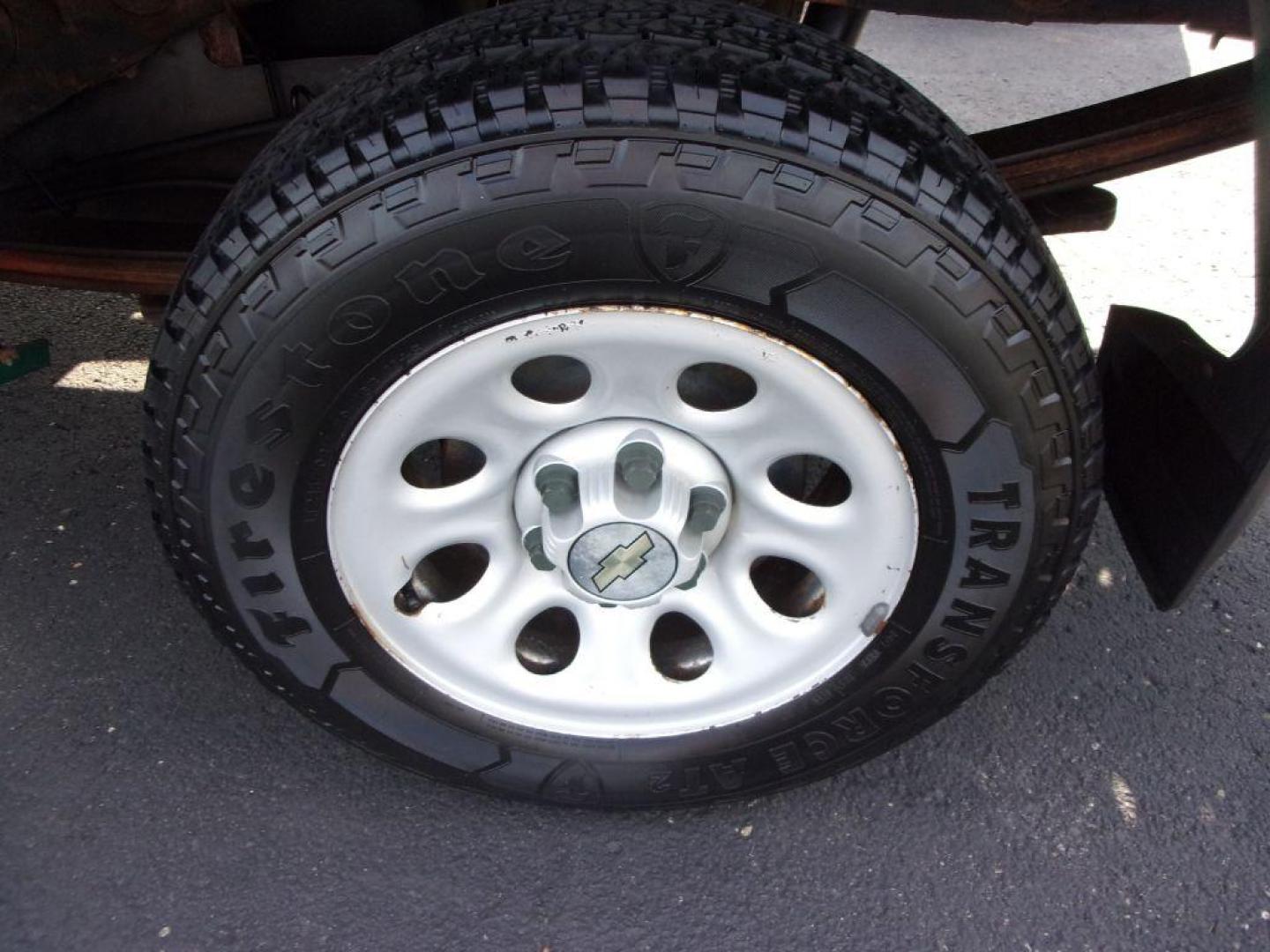 2011 GREEN CHEVROLET SILVERADO 1500 CREW CAB (3GCPCPEA1BG) with an 4.8L engine, Automatic transmission, located at 501 E. Columbia St., Springfield, OH, 45503, (800) 262-7122, 39.925262, -83.801796 - Photo#21