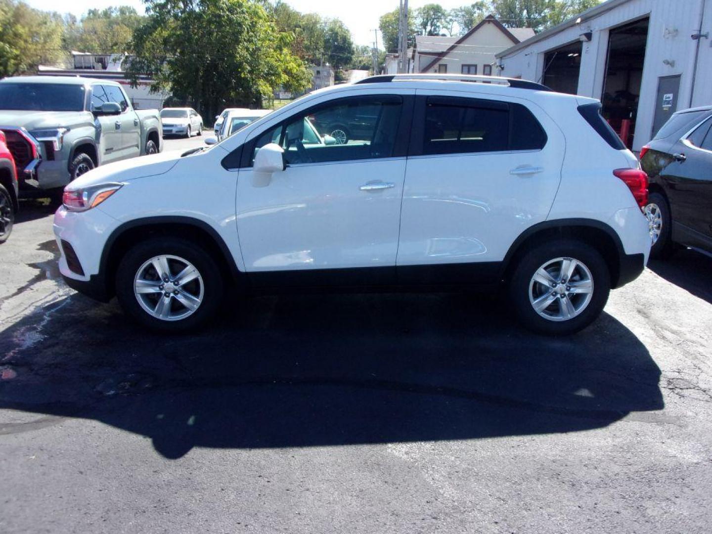 2018 WHITE CHEVROLET TRAX 1LT (KL7CJPSB6JB) with an 1.4L engine, Automatic transmission, located at 501 E. Columbia St., Springfield, OH, 45503, (800) 262-7122, 39.925262, -83.801796 - Photo#0