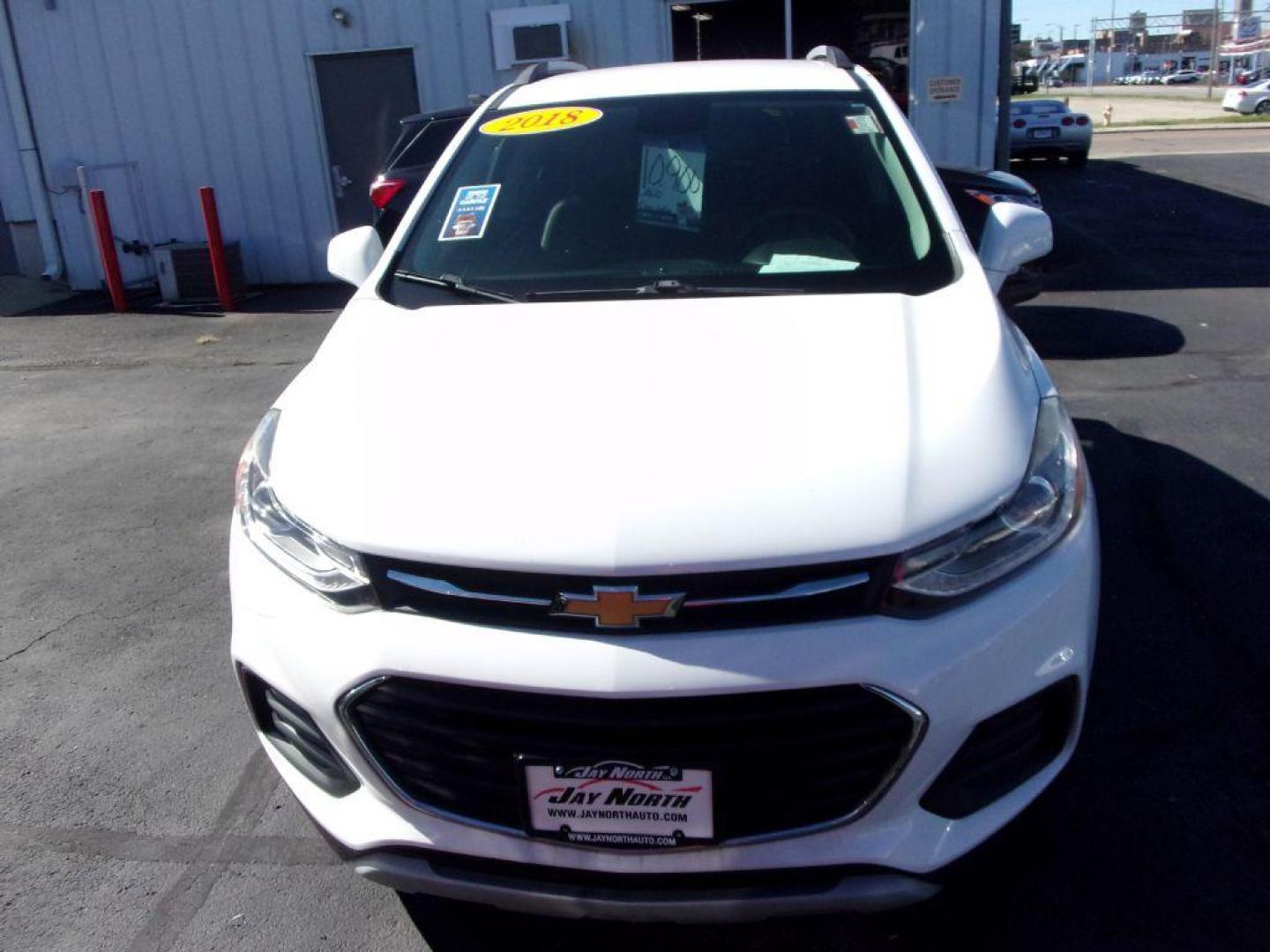 2018 WHITE CHEVROLET TRAX 1LT (KL7CJPSB6JB) with an 1.4L engine, Automatic transmission, located at 501 E. Columbia St., Springfield, OH, 45503, (800) 262-7122, 39.925262, -83.801796 - Photo#2