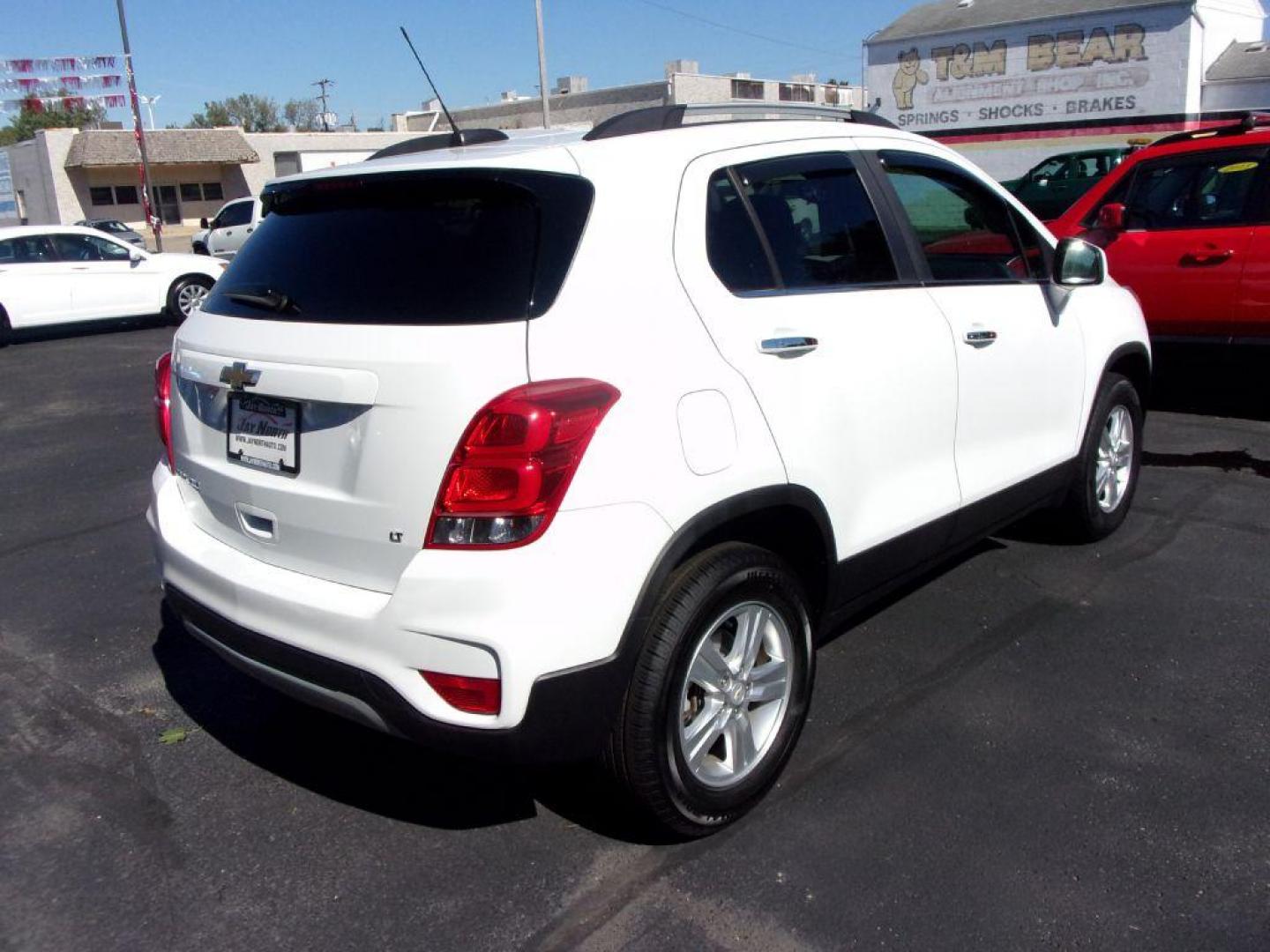 2018 WHITE CHEVROLET TRAX 1LT (KL7CJPSB6JB) with an 1.4L engine, Automatic transmission, located at 501 E. Columbia St., Springfield, OH, 45503, (800) 262-7122, 39.925262, -83.801796 - Photo#4